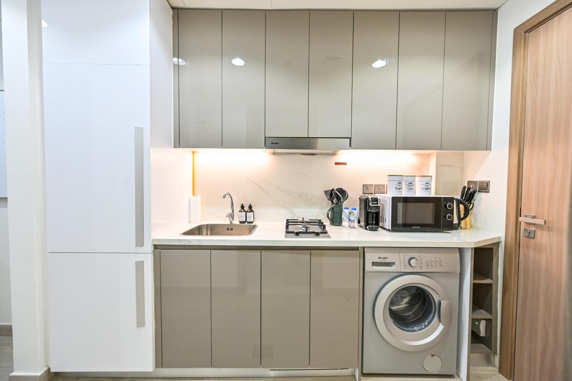 Apartment Discover A Cozy Luxury With A Refreshing Pool, Just A 10-minute Journey From The City's Heart *