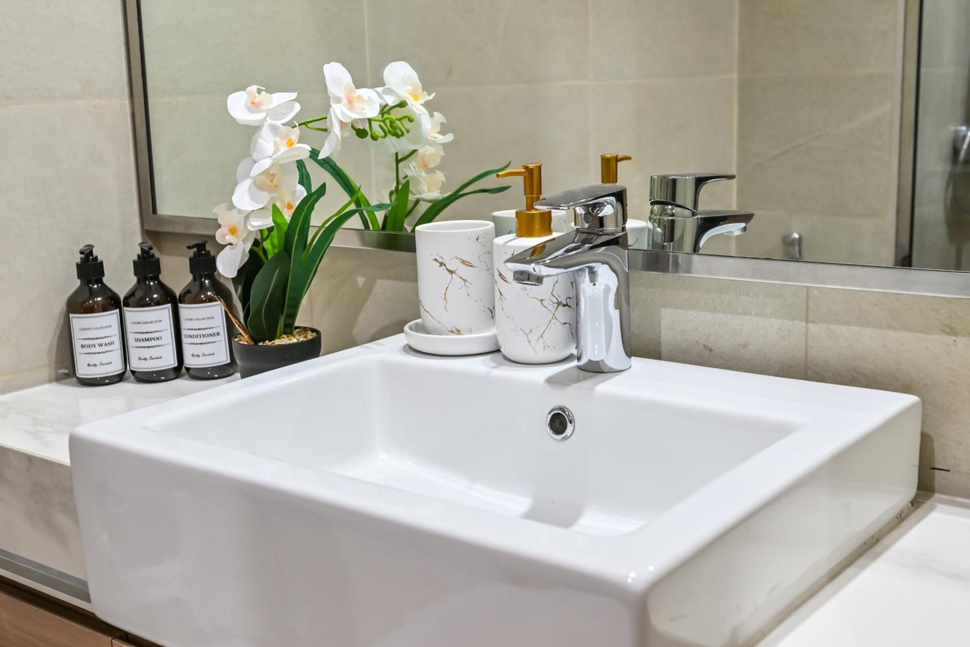 Apartment Discover A Cozy Luxury With A Refreshing Pool, Just A 10-minute Journey From The City's Heart Dubai