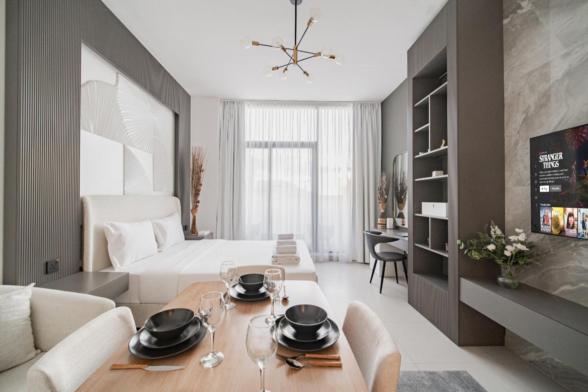 Sunny Studio, Pool, Views, Near Metro * Dubai