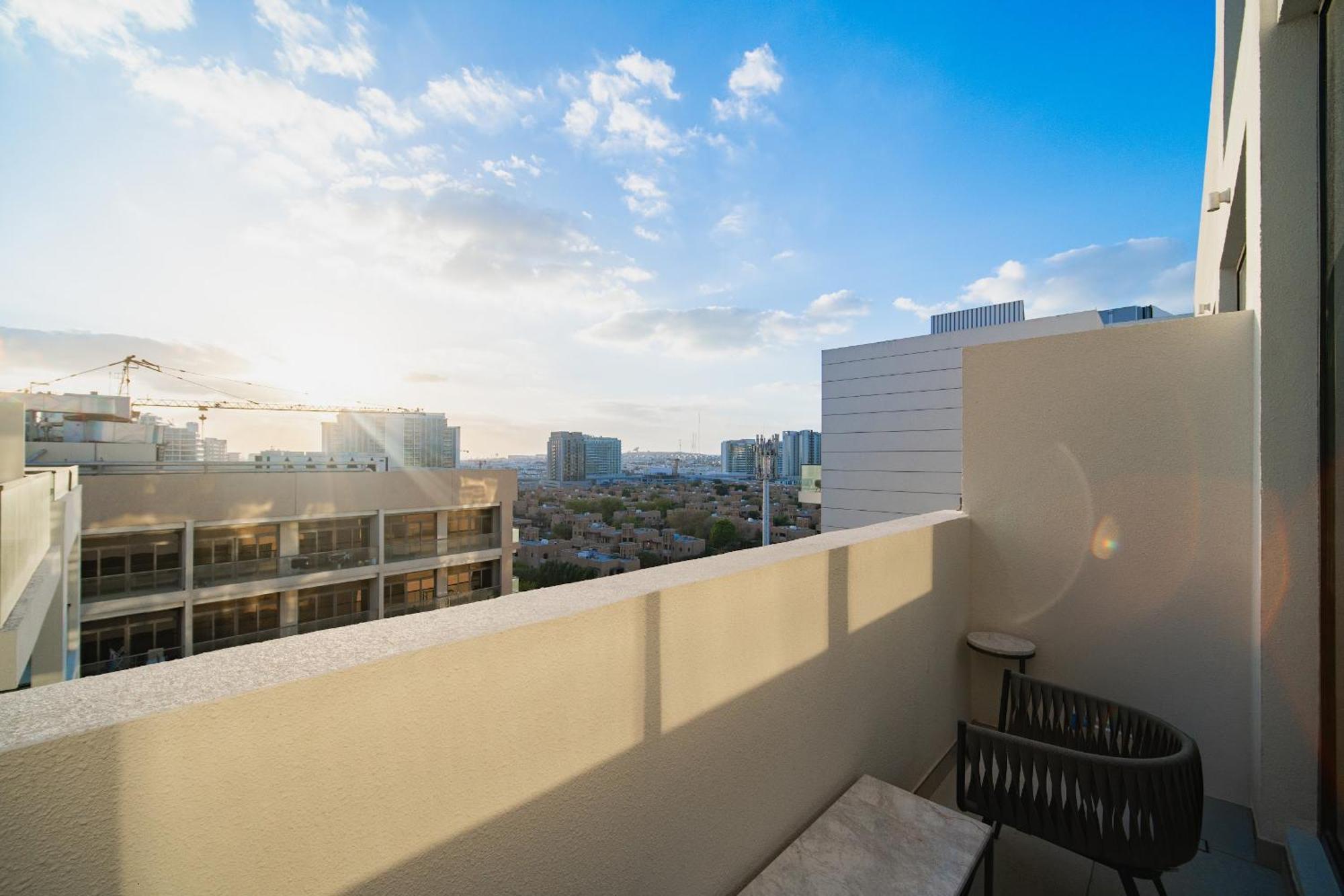 Sunny Studio, Pool, Views, Near Metro Apartment