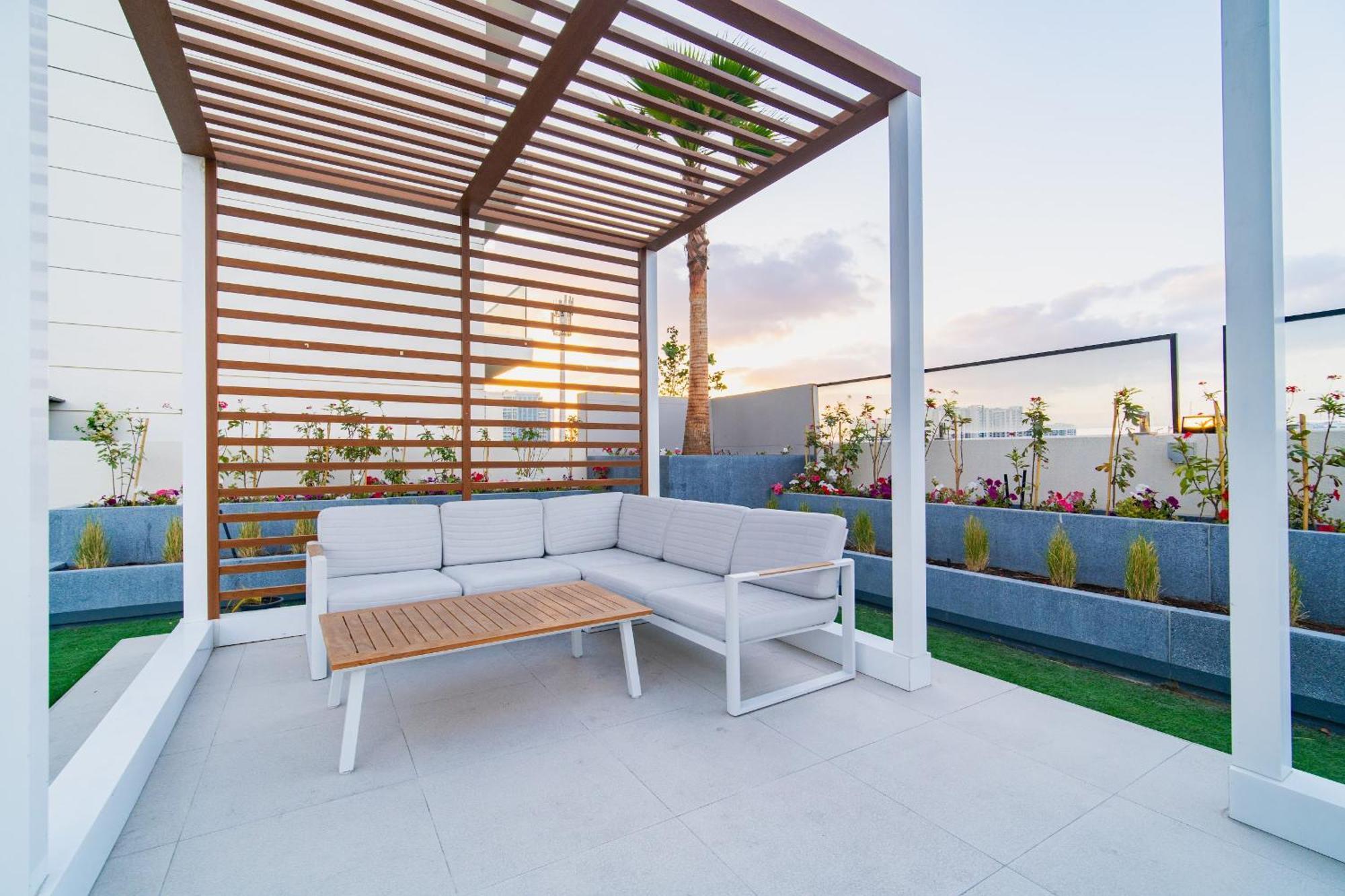 Sunny Studio, Pool, Views, Near Metro *