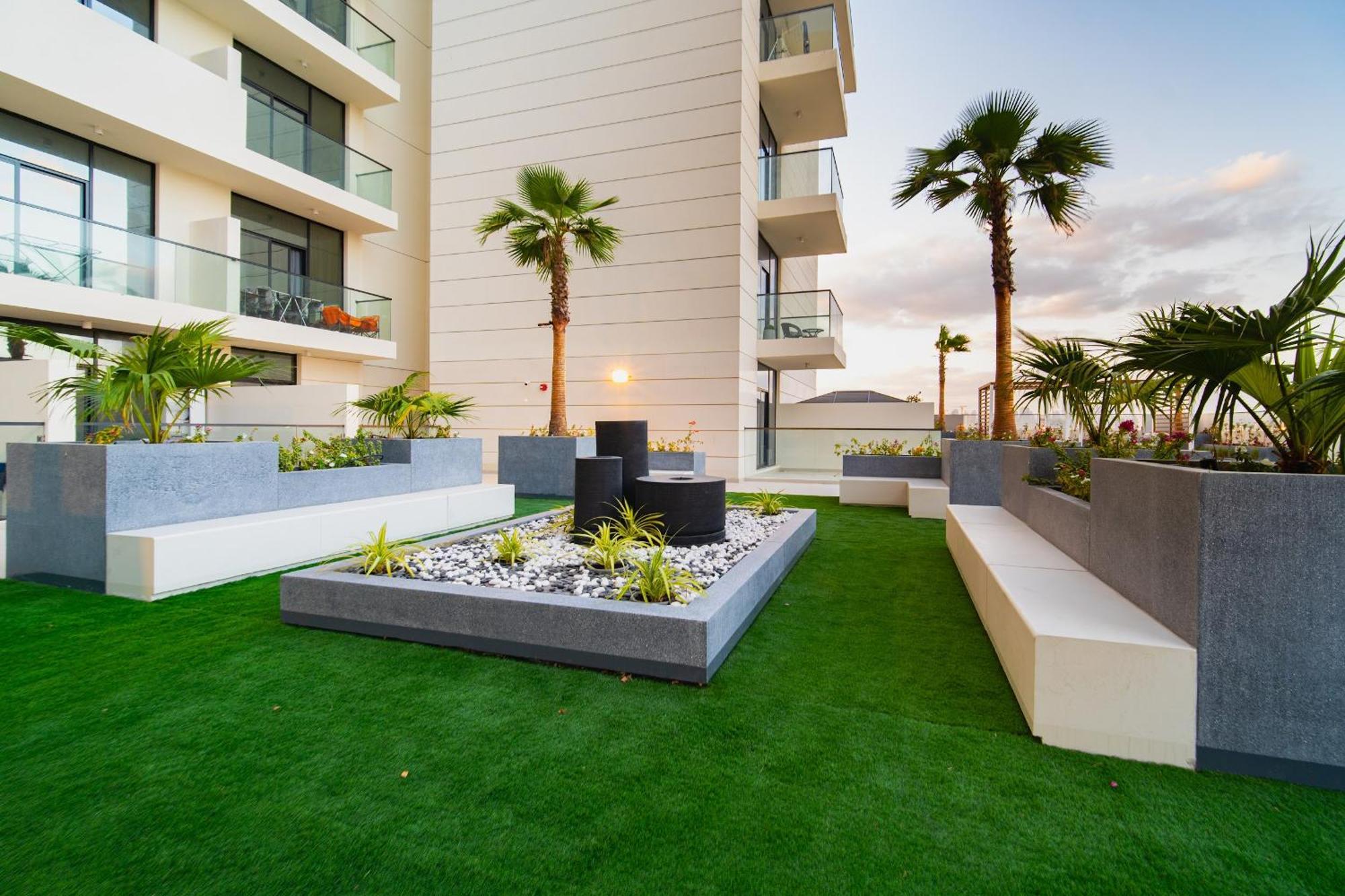 Sunny Studio, Pool, Views, Near Metro * Dubai