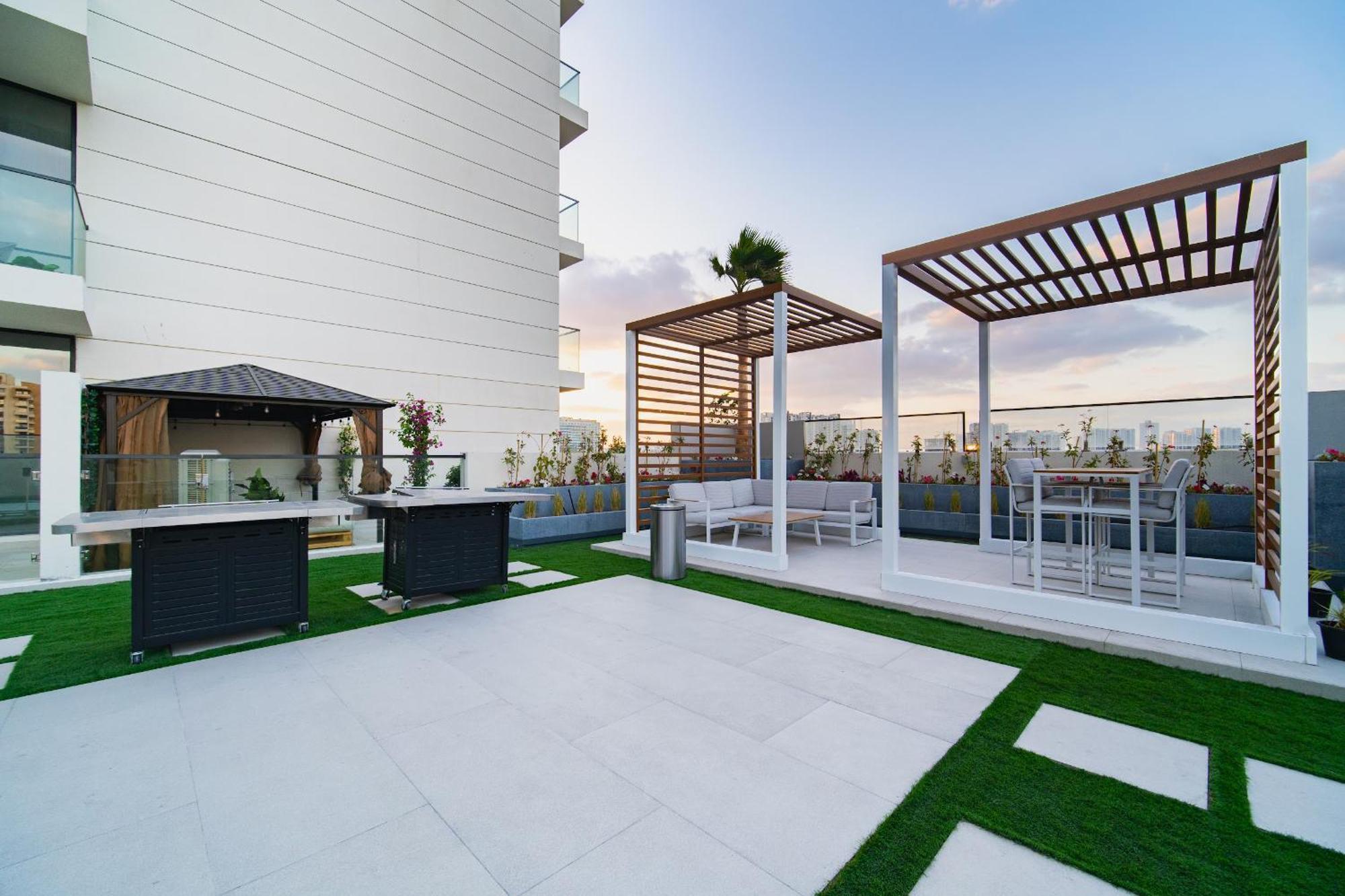Sunny Studio, Pool, Views, Near Metro Apartment