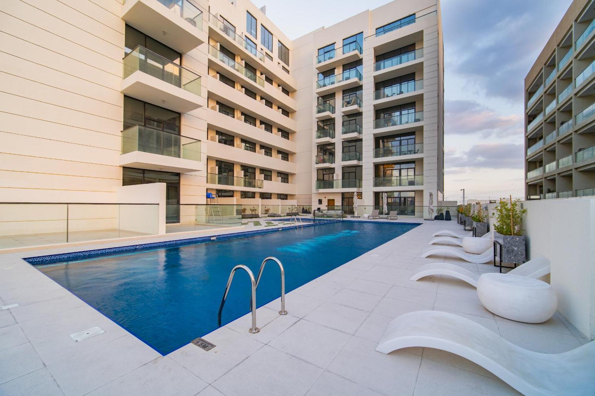Sunny Studio, Pool, Views, Near Metro Apartment *