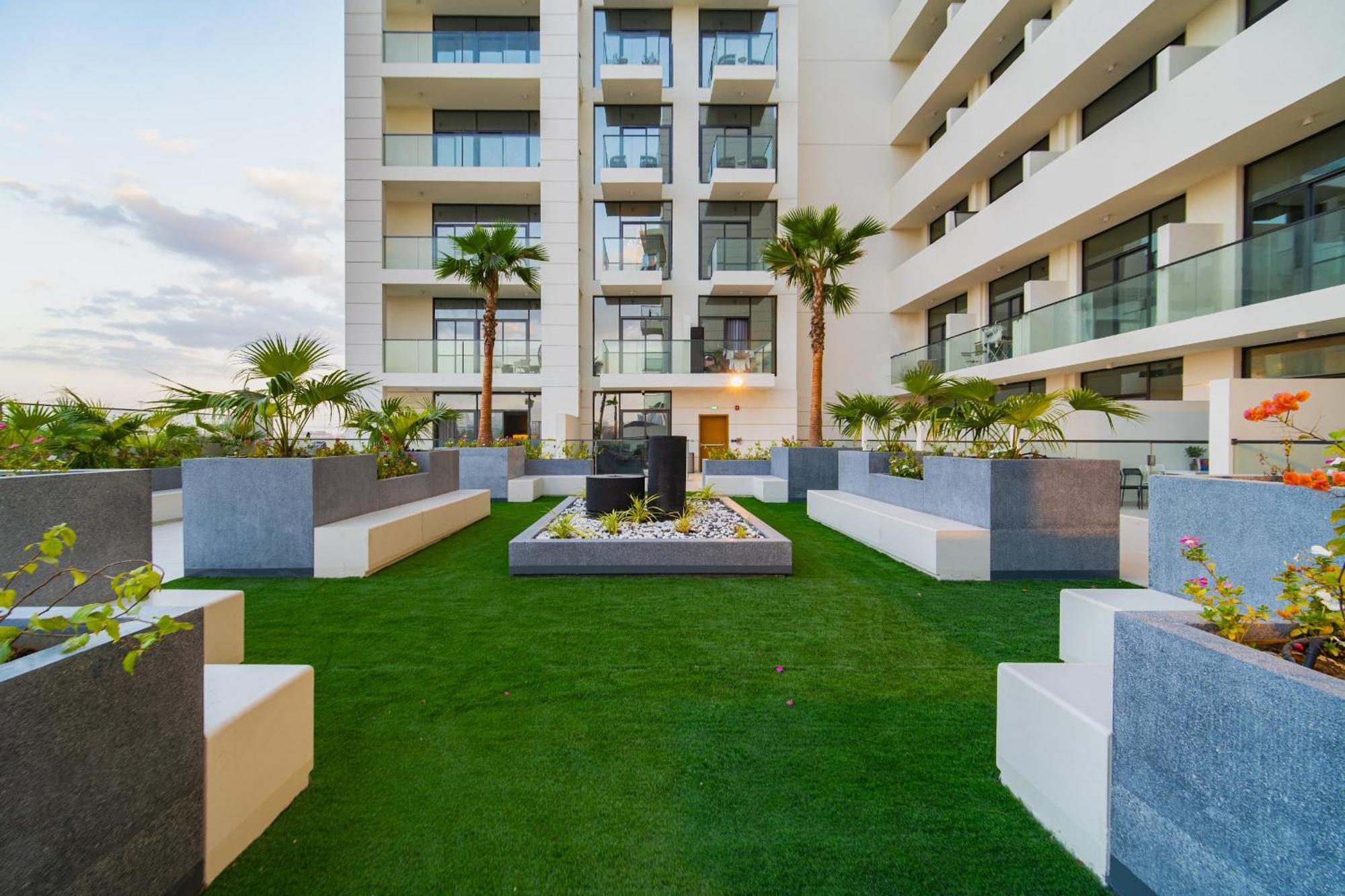 Sunny Studio, Pool, Views, Near Metro Dubai