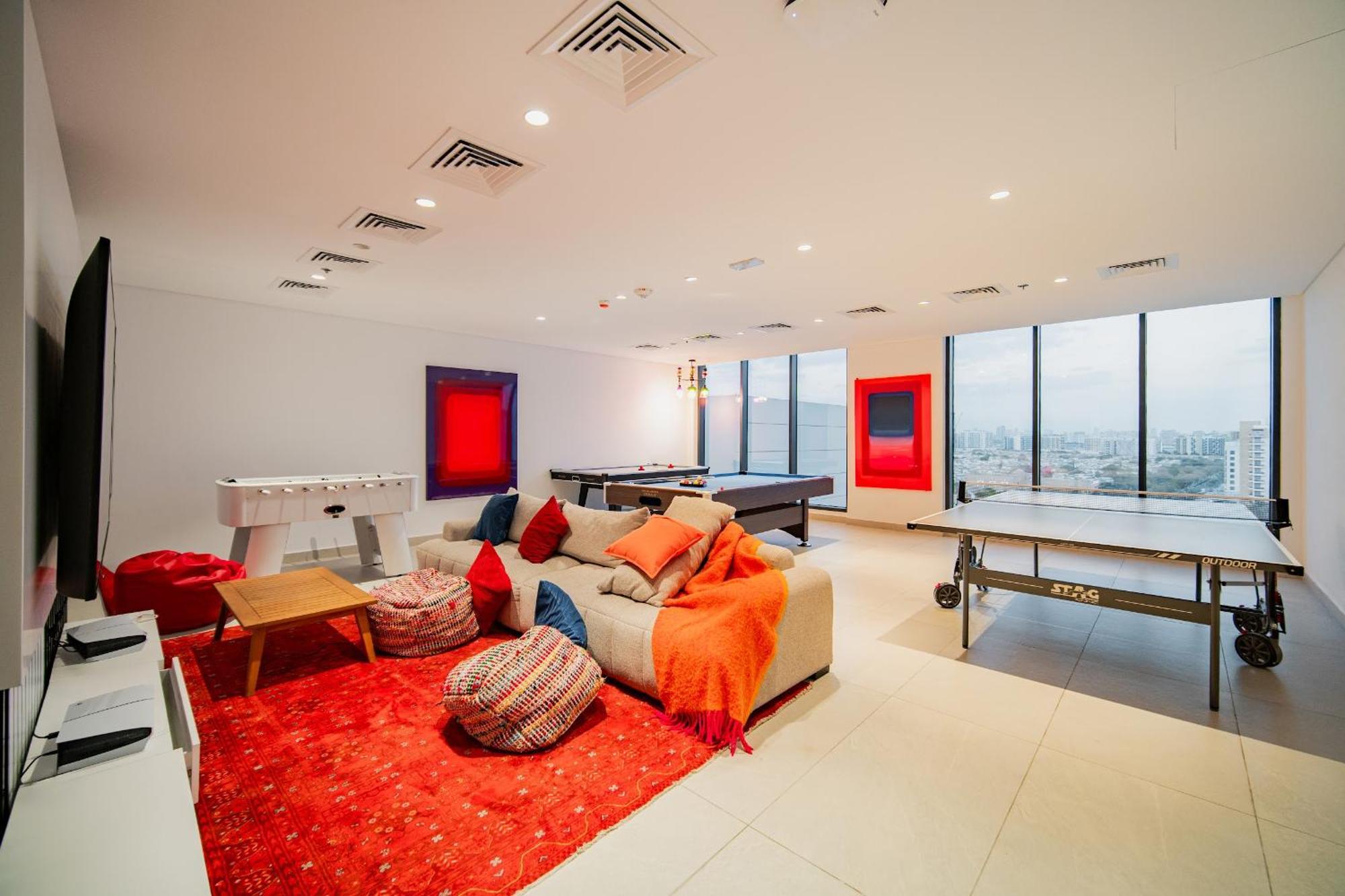 Sunny Studio, Pool, Views, Near Metro Apartment *