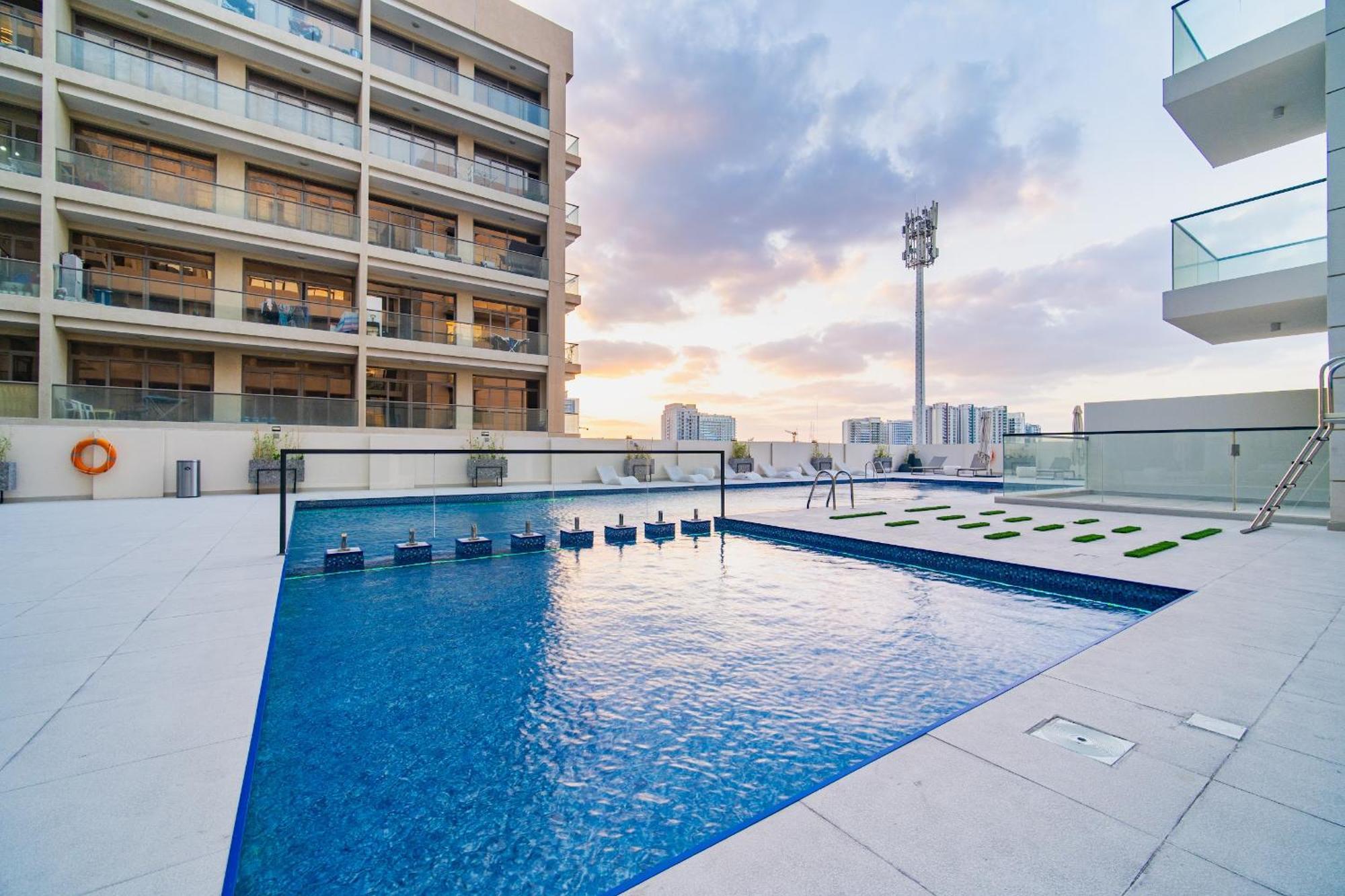 Sunny Studio, Pool, Views, Near Metro