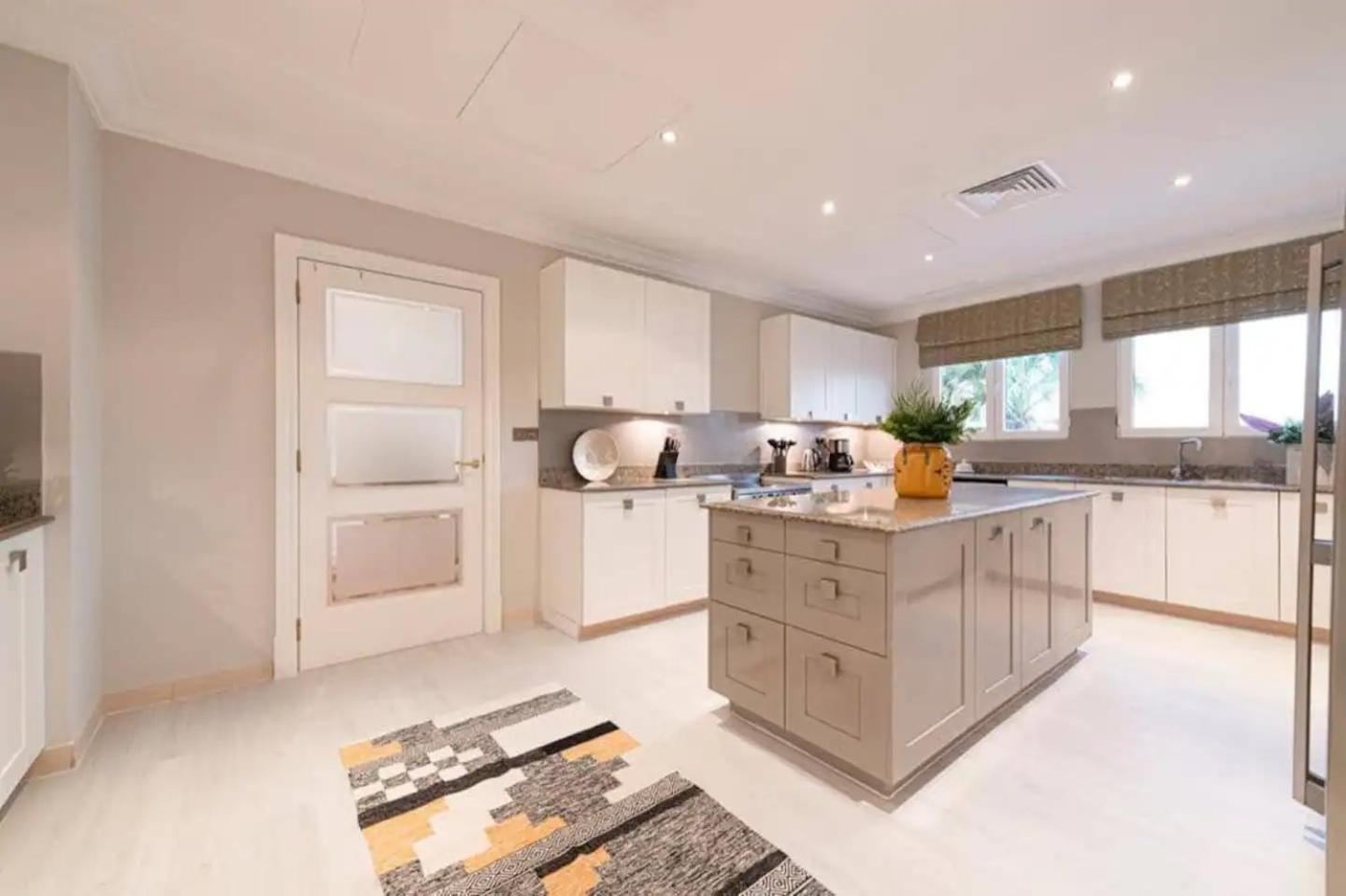 Luxurious With Stunning Sea Views Of Palm Jumeirah Dubai