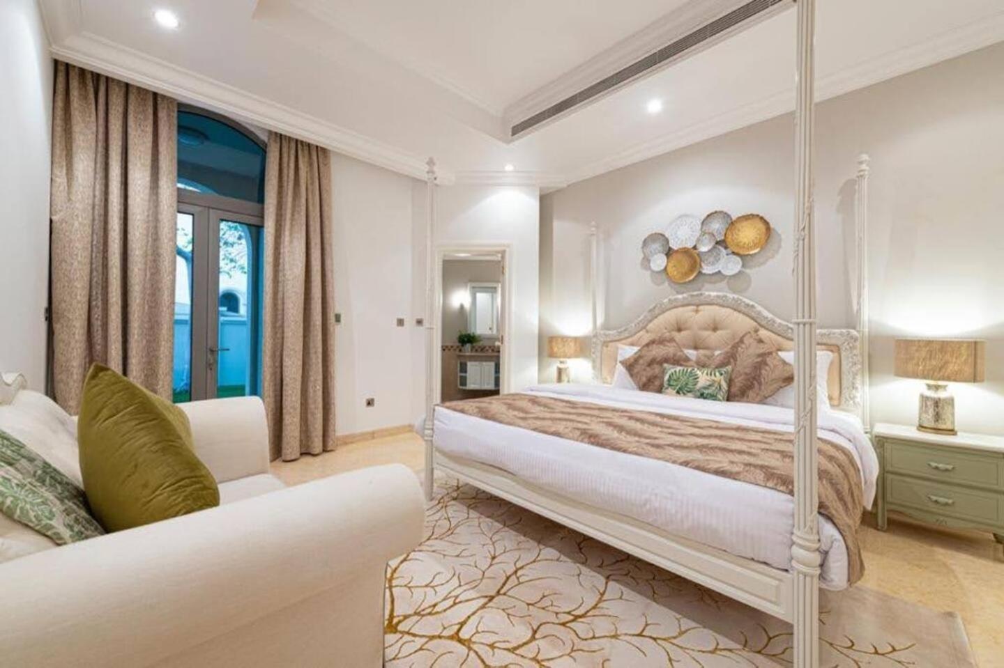 Villa Luxurious With Stunning Sea Views Of Palm Jumeirah Dubai