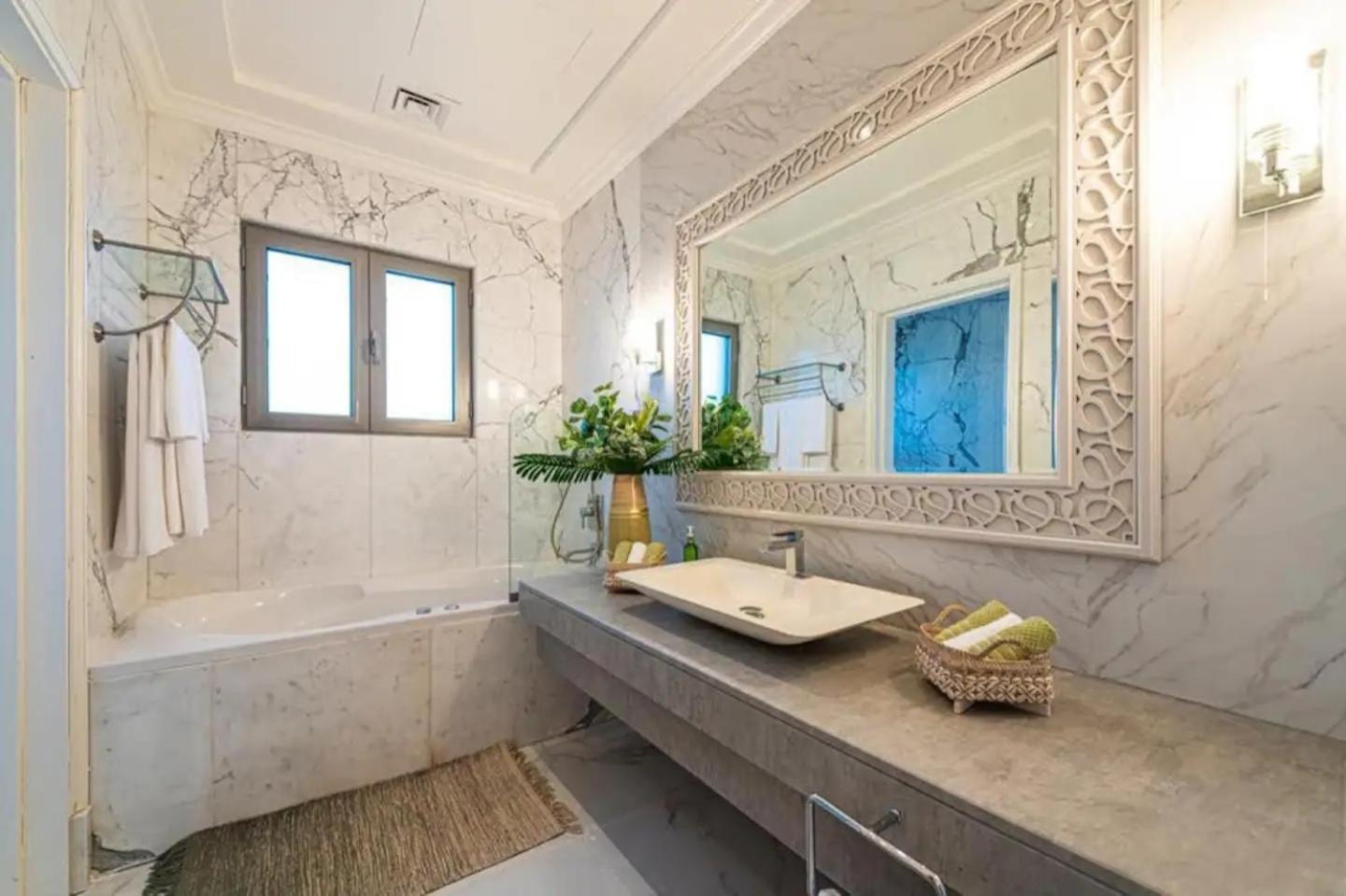 Luxurious With Stunning Sea Views Of Palm Jumeirah Villa Dubai