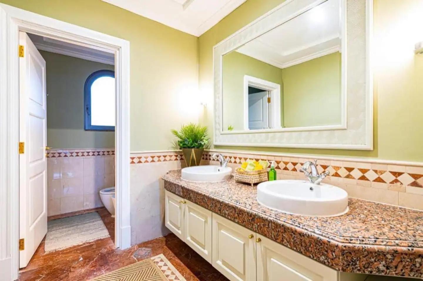 Luxurious With Stunning Sea Views Of Palm Jumeirah Villa *