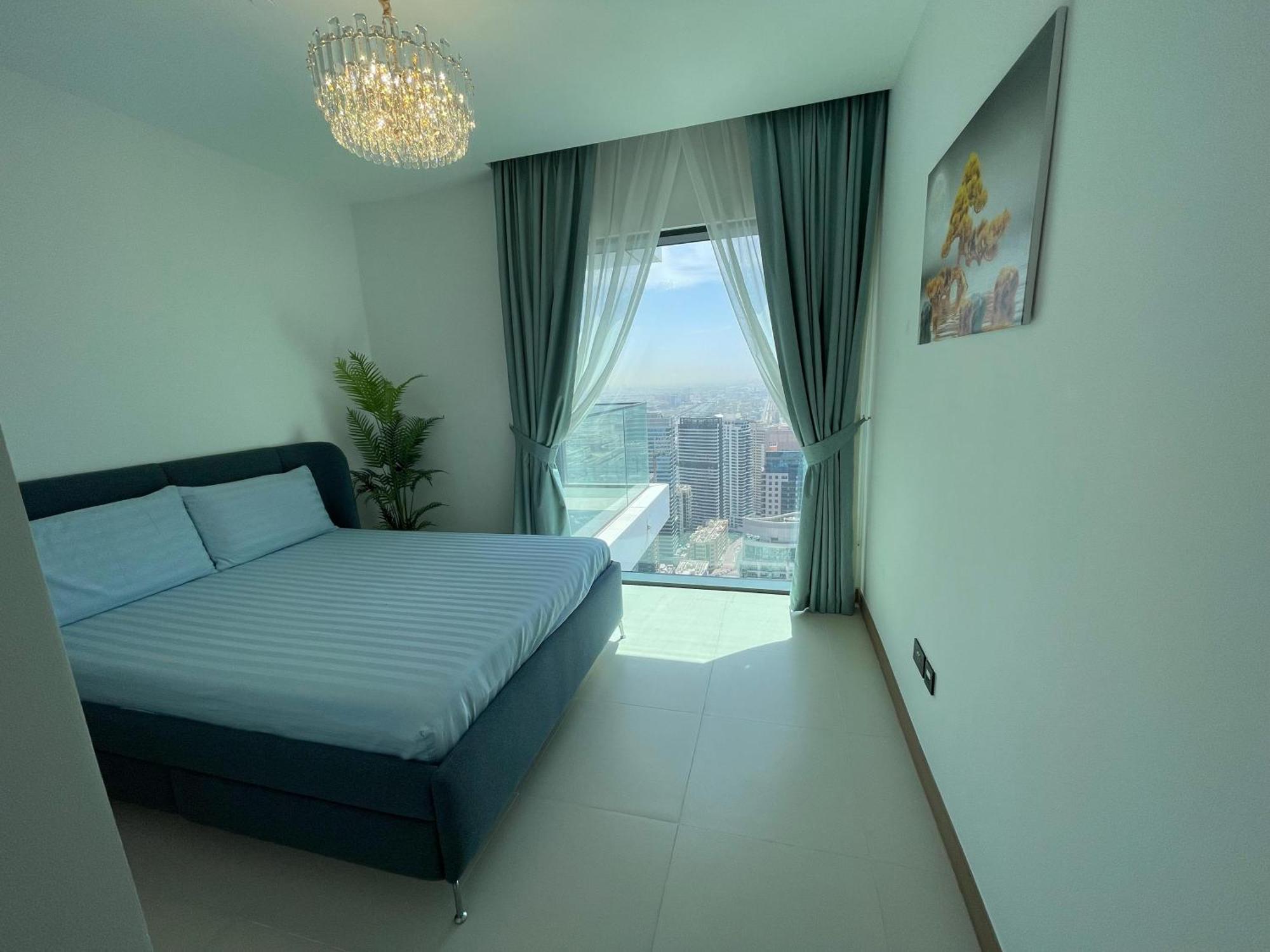 Stunning Views & Prime Location Apartment *