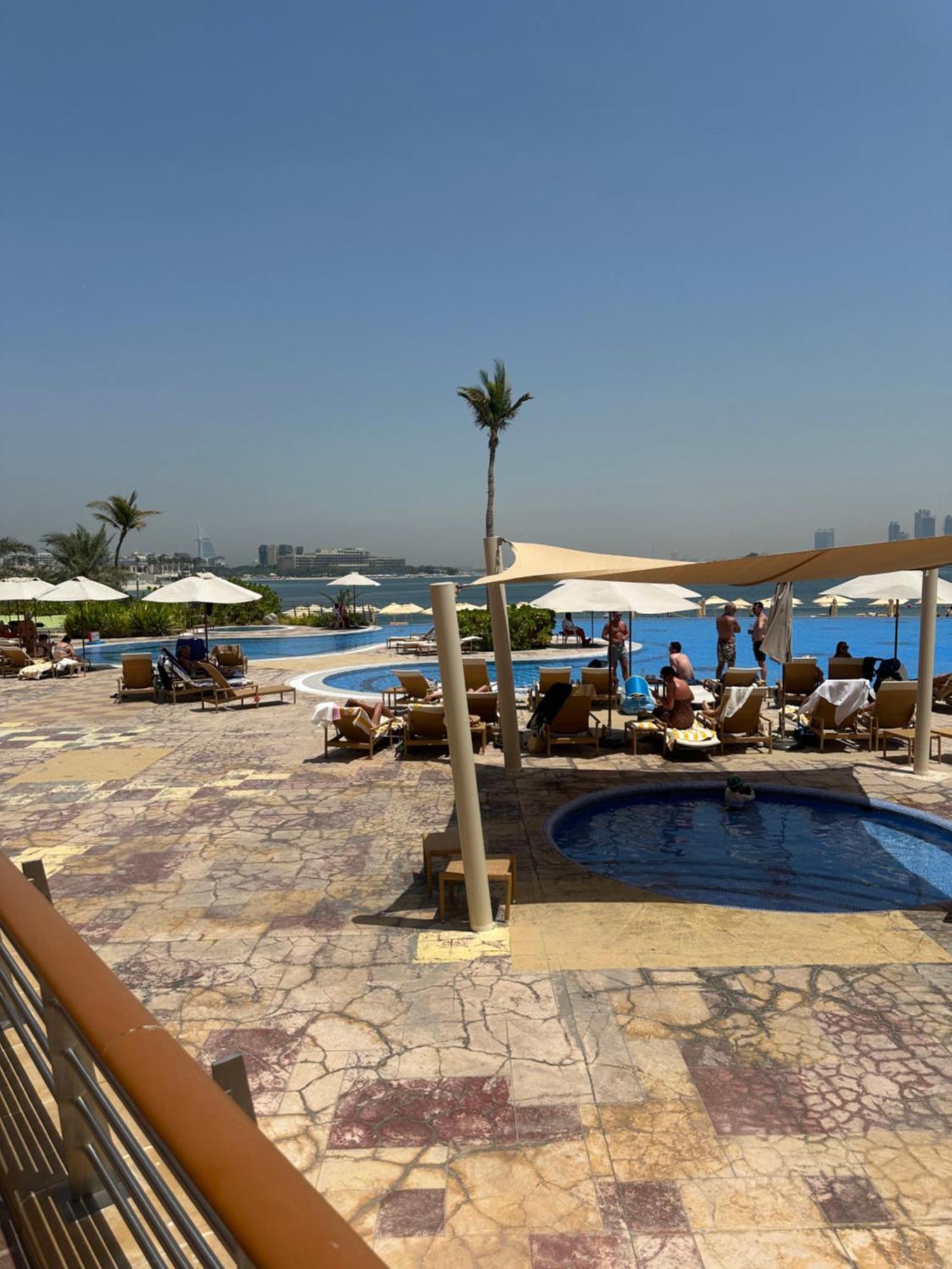 Palm Jumeirah Tiara Ruby 1king And 2 Sofa Beds Apartment Dubai
