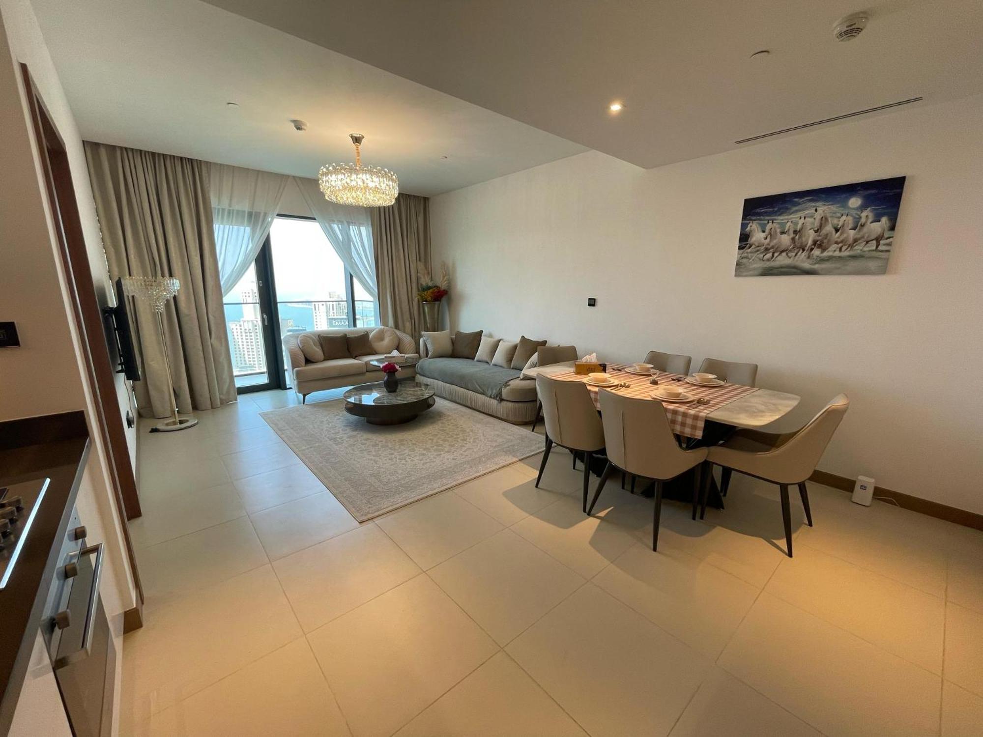 Stunning Views & Prime Location Apartment Dubai