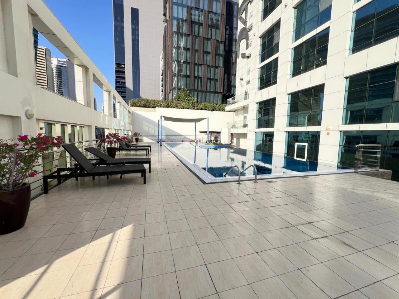 Luxury Prestige 1br In Damac Central-02