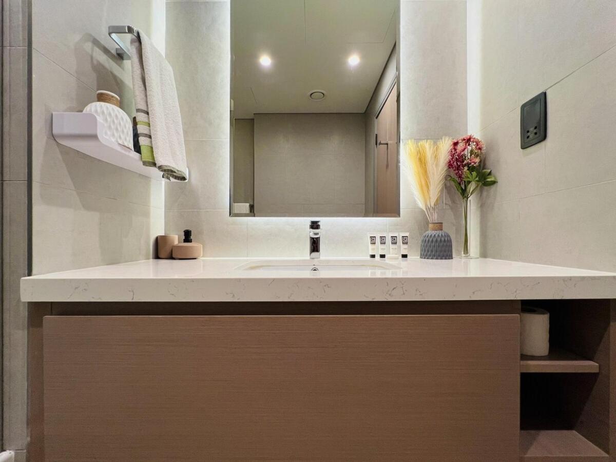 Peaceful 2 Bed Oasis In Jvc Apartment
