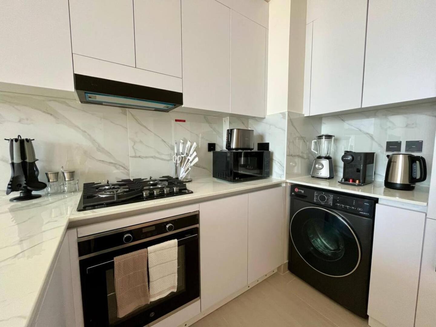 Elegant 1br Escape In Jvc! *