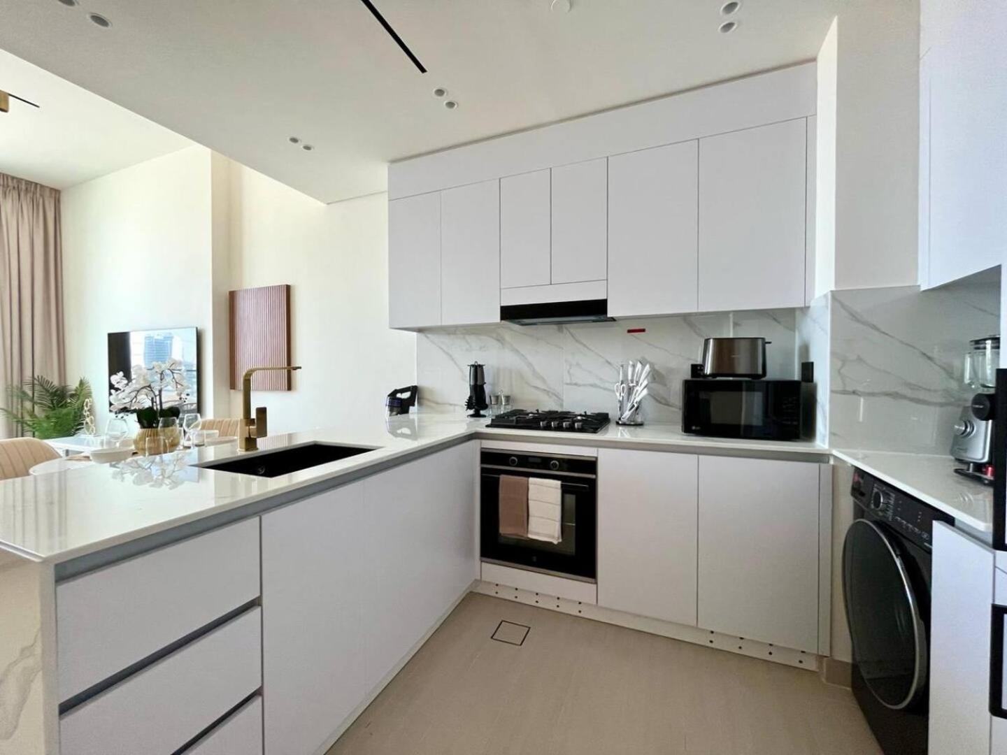 Elegant 1br Escape In Jvc!