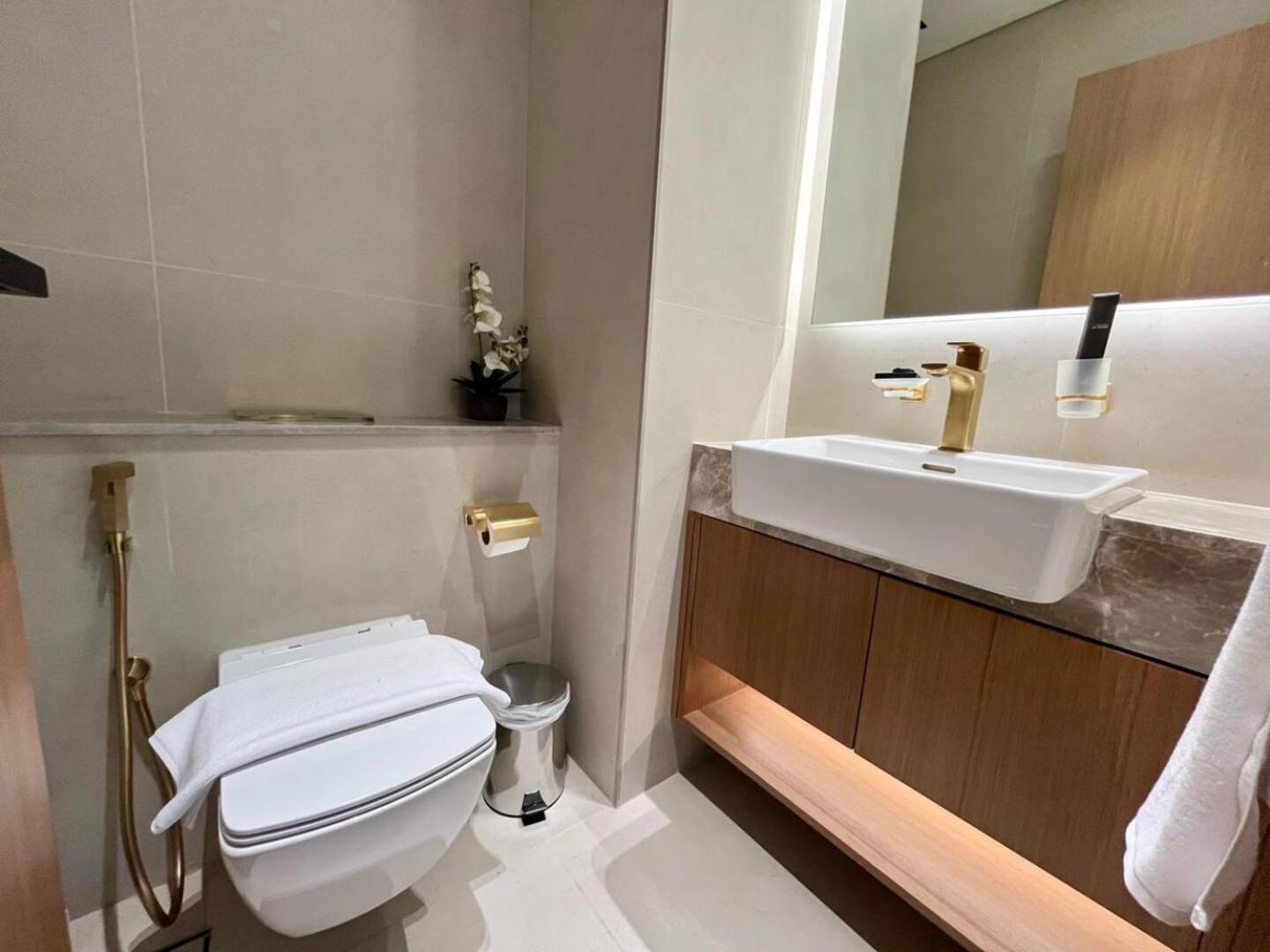 Elegant 1br Escape In Jvc! Apartment