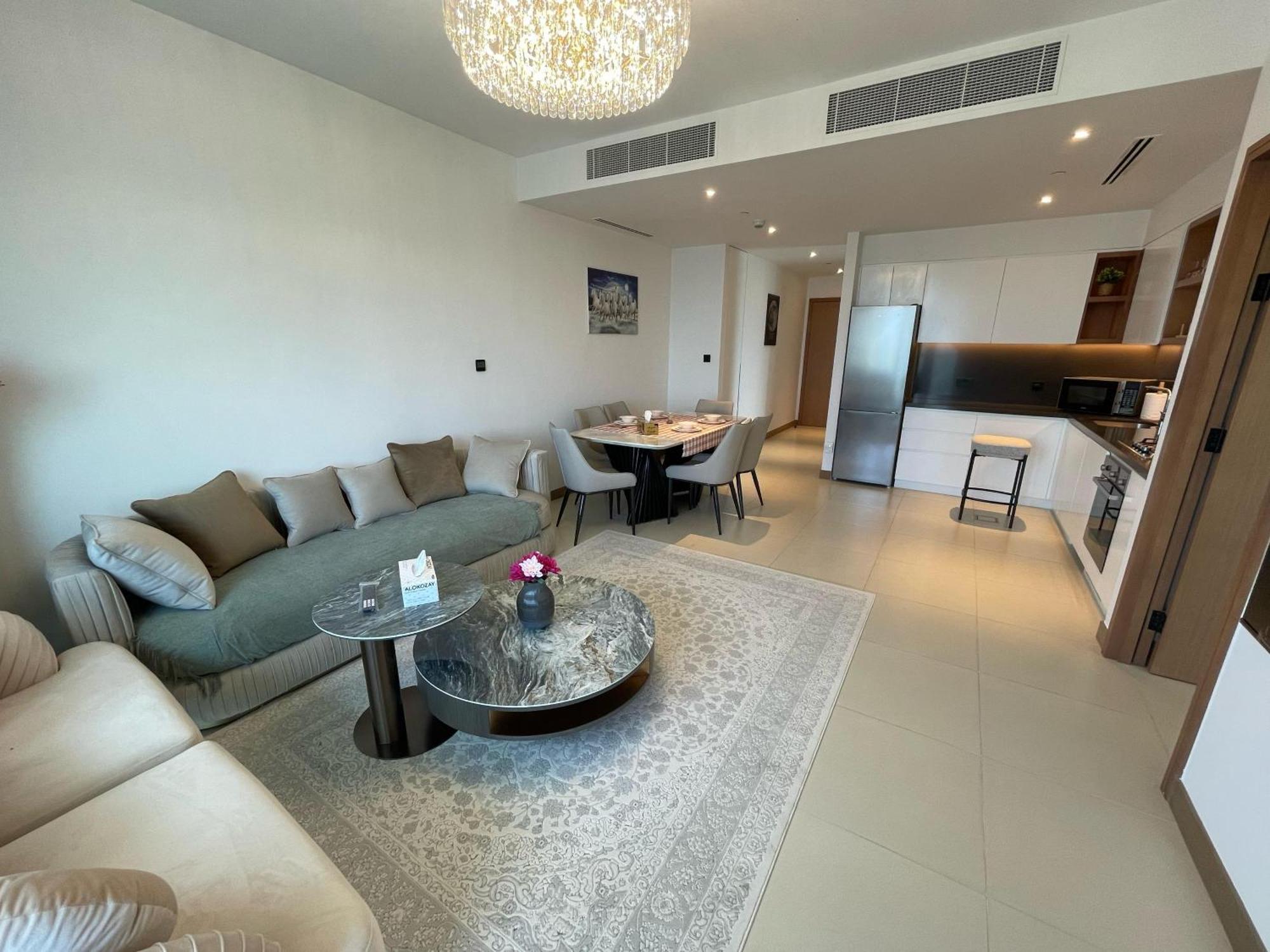 Stunning Views & Prime Location Apartment *