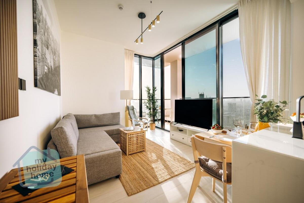 Fully Furnished With Stunning Panoramic View * Dubai