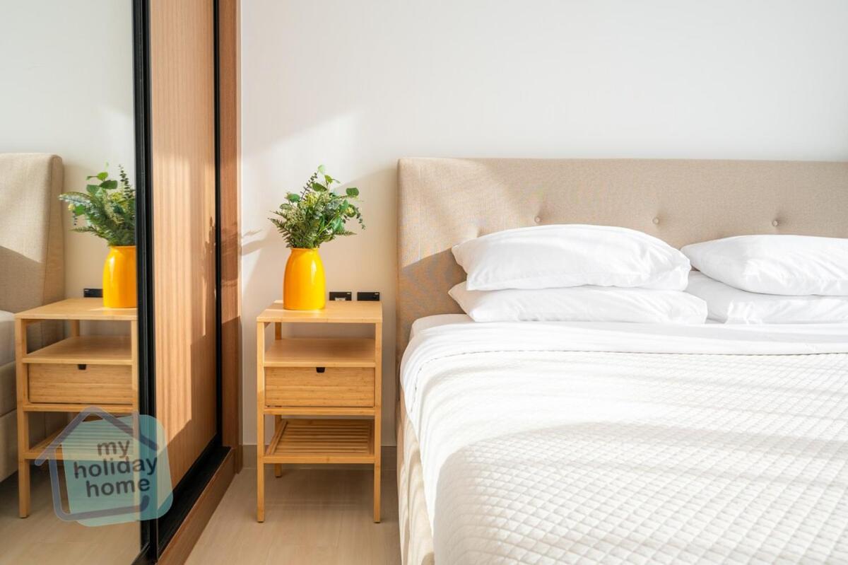 Fully Furnished With Stunning Panoramic View *