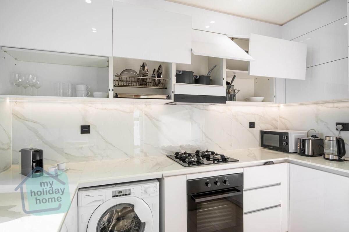 Fully Furnished With Stunning Panoramic View Apartment *