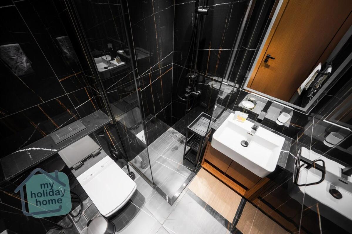 Fully Furnished With Stunning Panoramic View *