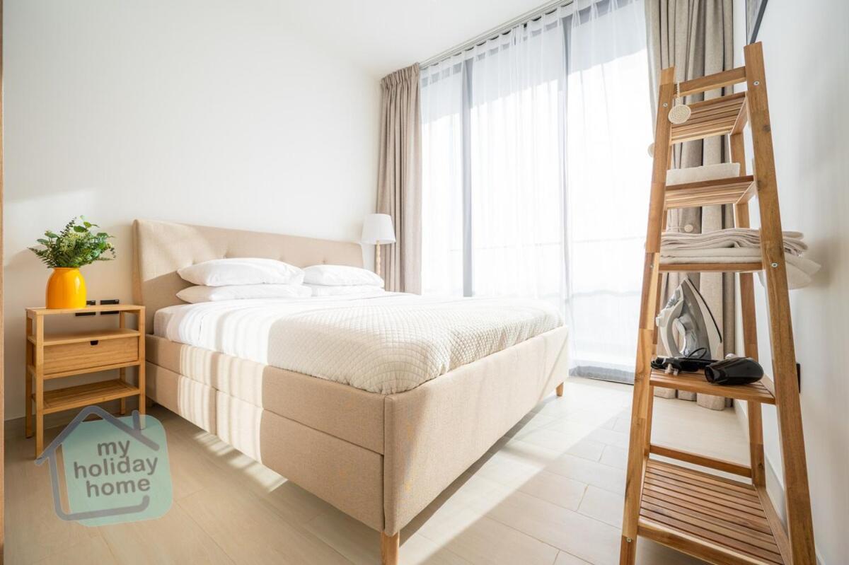 Fully Furnished With Stunning Panoramic View Apartment *