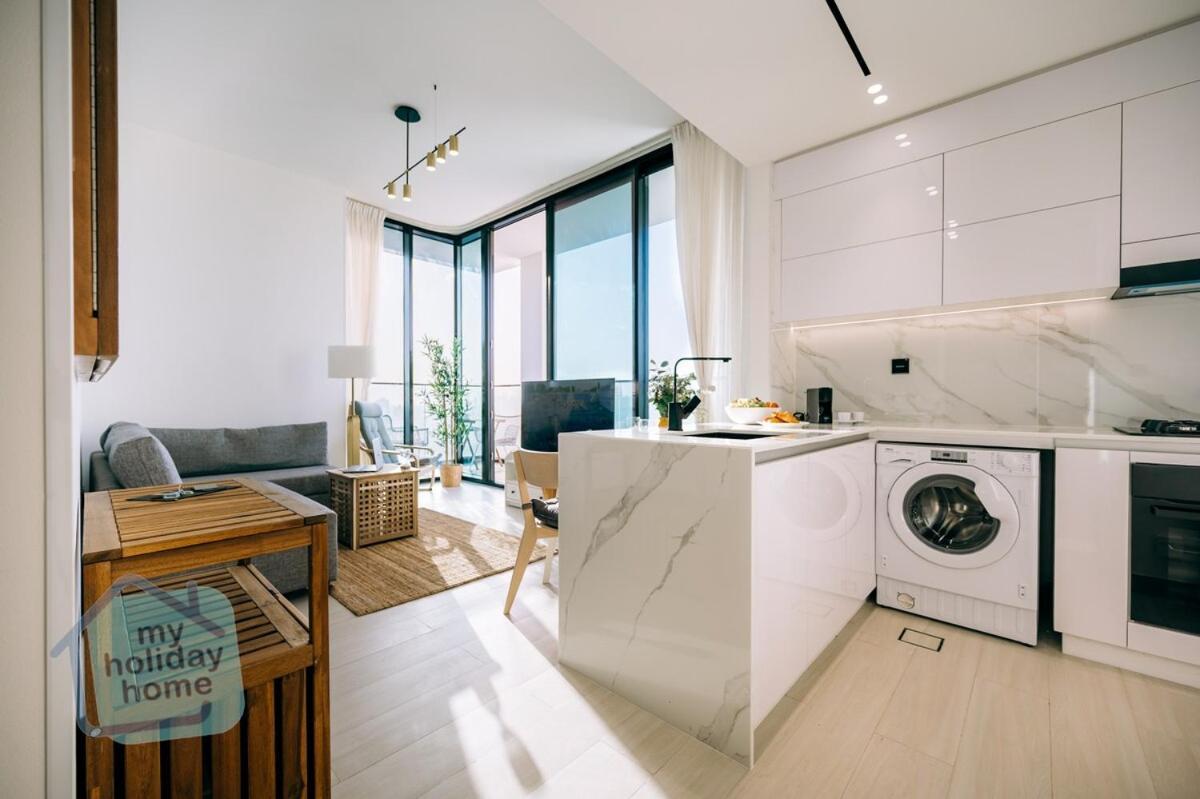 Fully Furnished With Stunning Panoramic View *