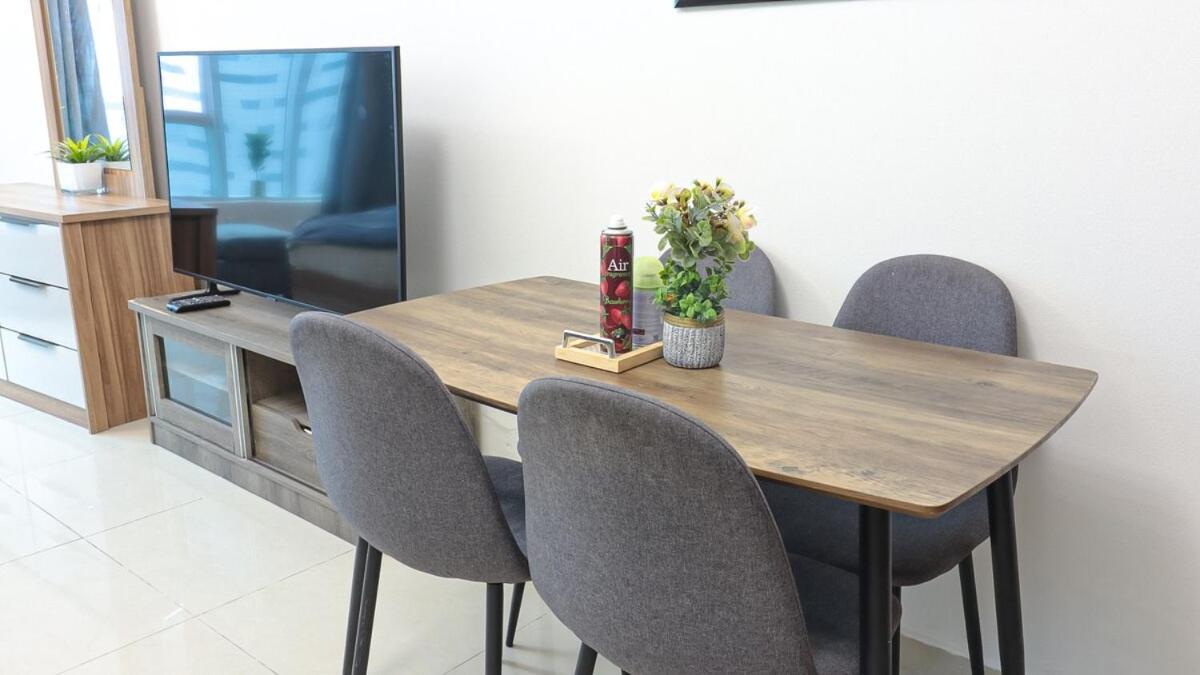 Apartment Elegant Near Burj Khalifa Pool And Gym Dubai