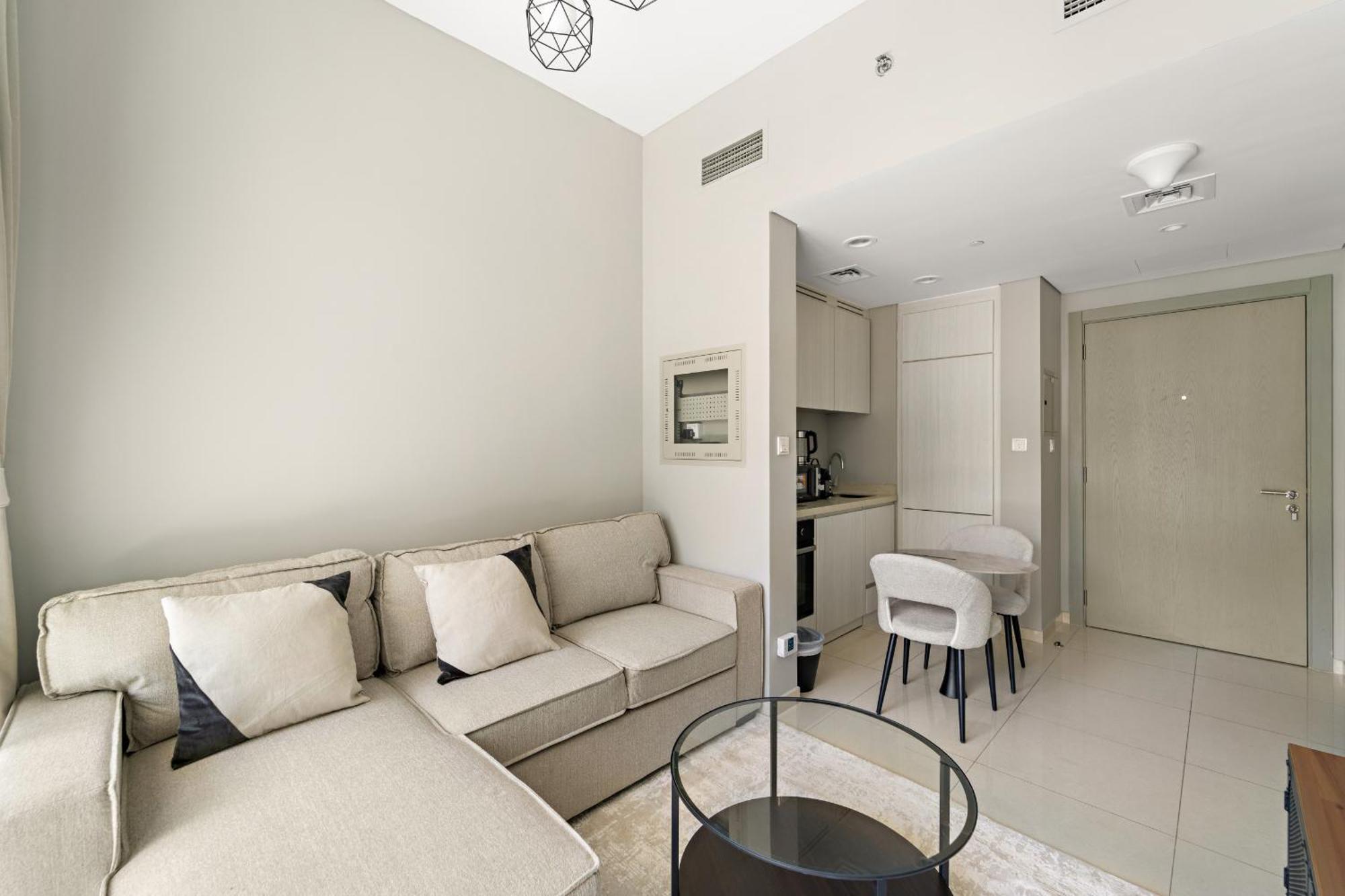 Vayk - Stylish 1 Bd In Business Bay *