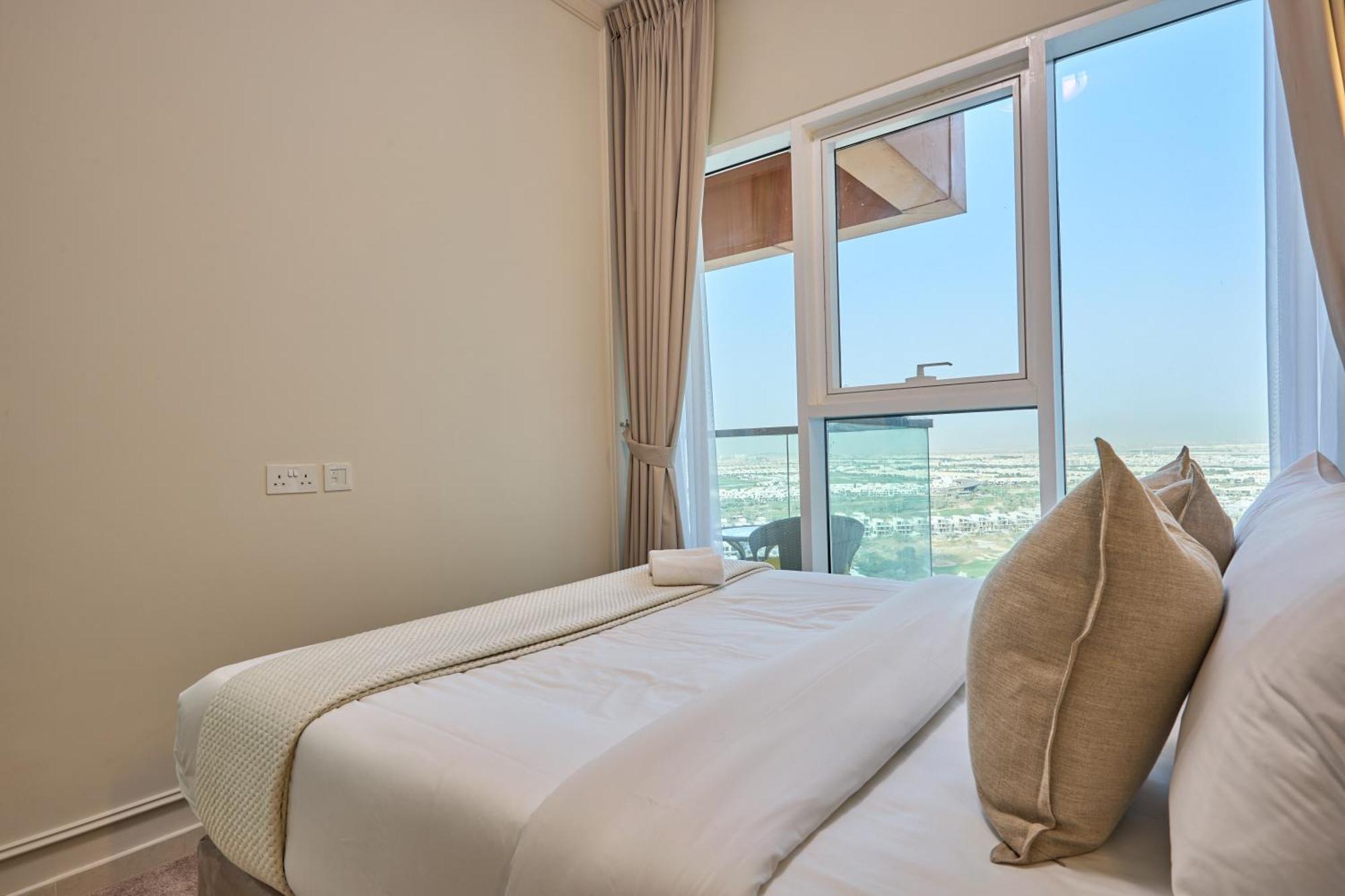 Modern High-floor 1br With Balcony, Pool Access & Golf Course View, Up To 4 Guests, By Stayfinity Apartment *