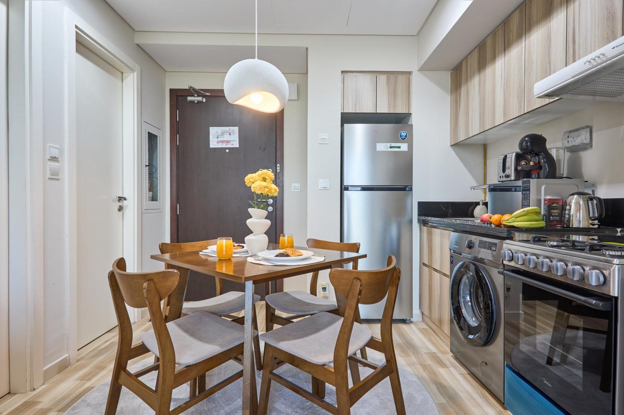 Modern High-floor 1br With Balcony, Pool Access & Golf Course View, Up To 4 Guests, By Stayfinity Apartment Dubai