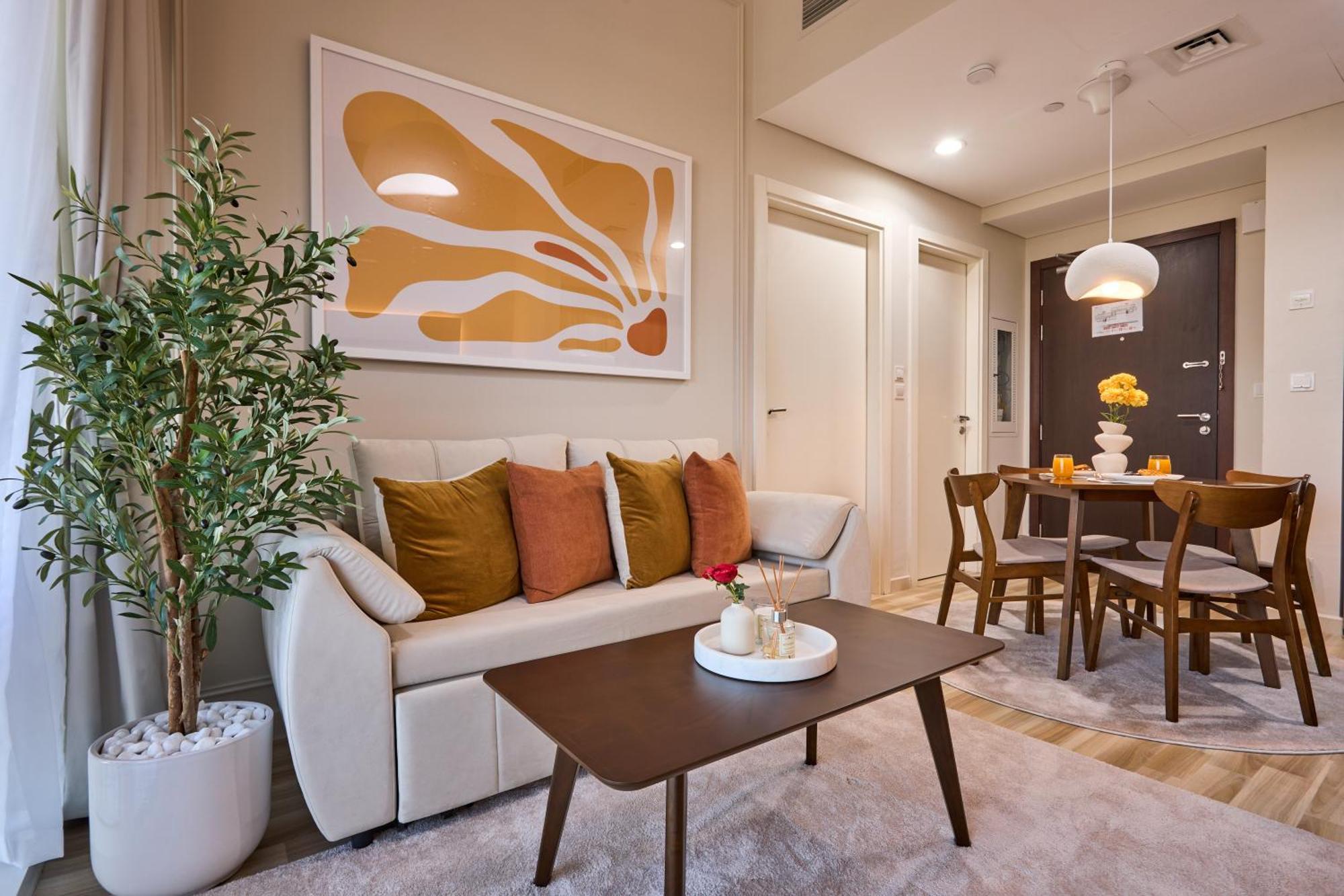 Apartment Modern High-floor 1br With Balcony, Pool Access & Golf Course View, Up To 4 Guests, By Stayfinity