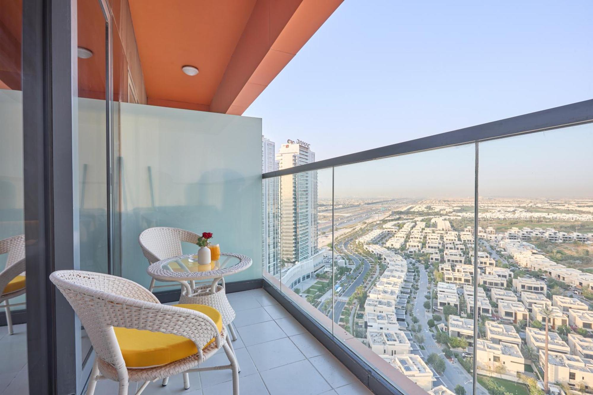 Modern High-floor 1br With Balcony, Pool Access & Golf Course View, Up To 4 Guests, By Stayfinity Dubai