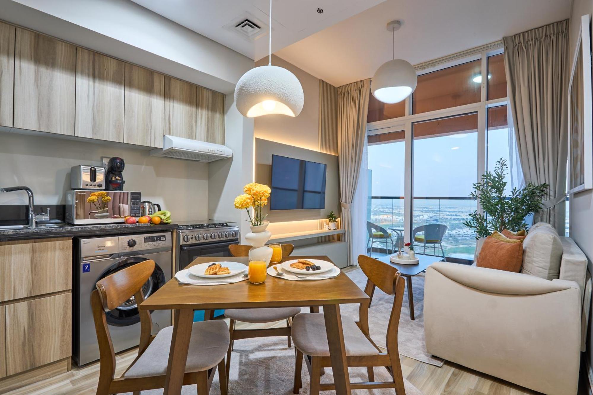 Apartment Modern High-floor 1br With Balcony, Pool Access & Golf Course View, Up To 4 Guests, By Stayfinity *