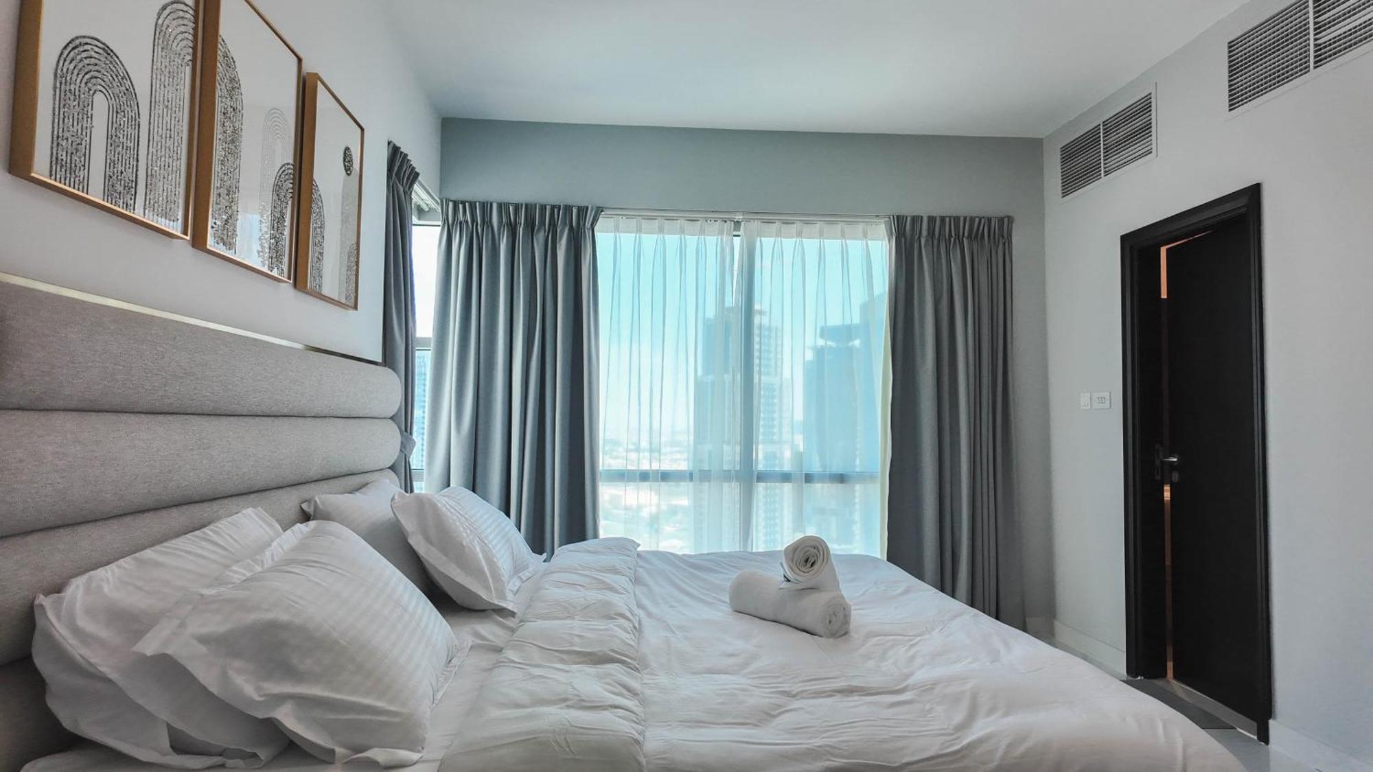Sky High 2br Amazing Marina Views Near Metro & Mall Apartment