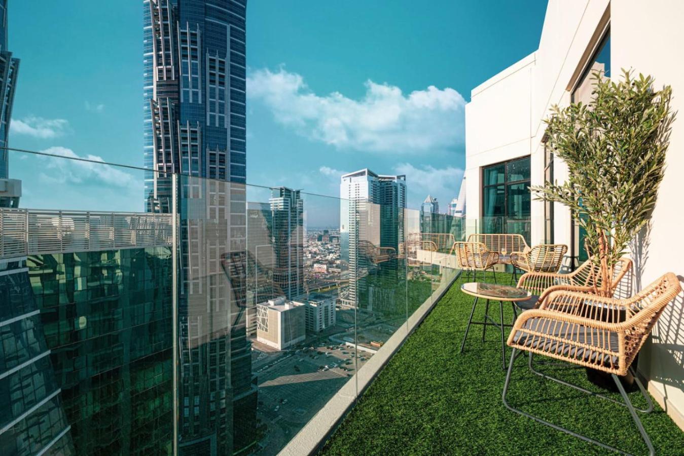 Infinity Pool - High-floor Modern Comfort - Incredible Views - 2br 8 Pax