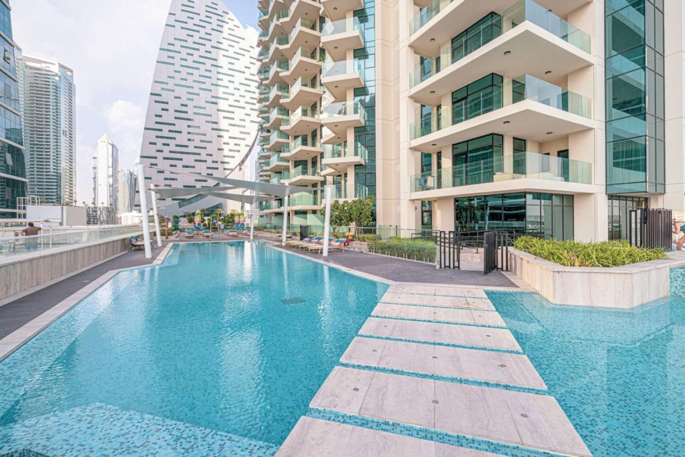 Infinity Pool - High-floor Modern Comfort - Incredible Views - 2br 8 Pax * Dubai
