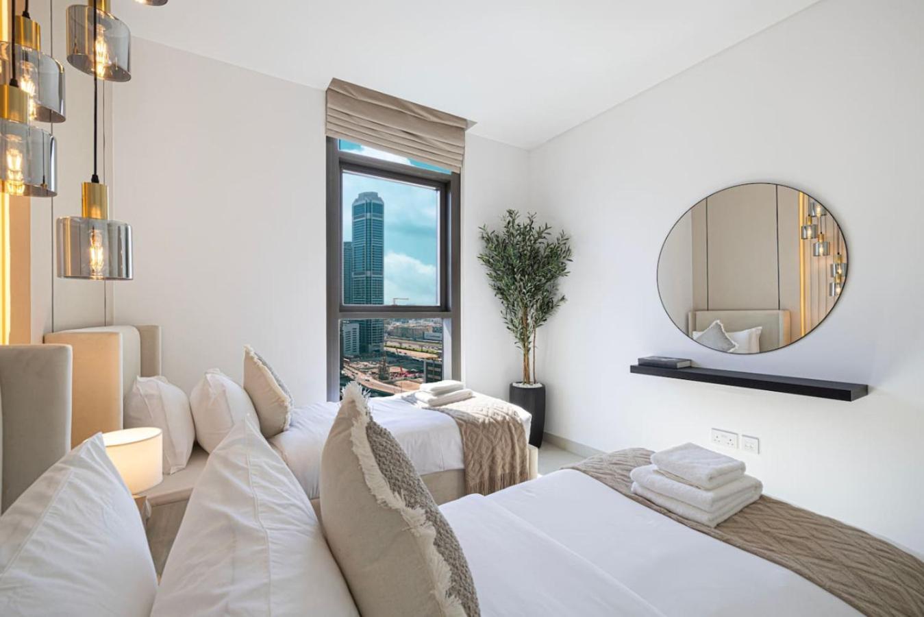 Modern Comfort - Views In Prime Downtown - 2br 6 Guests *