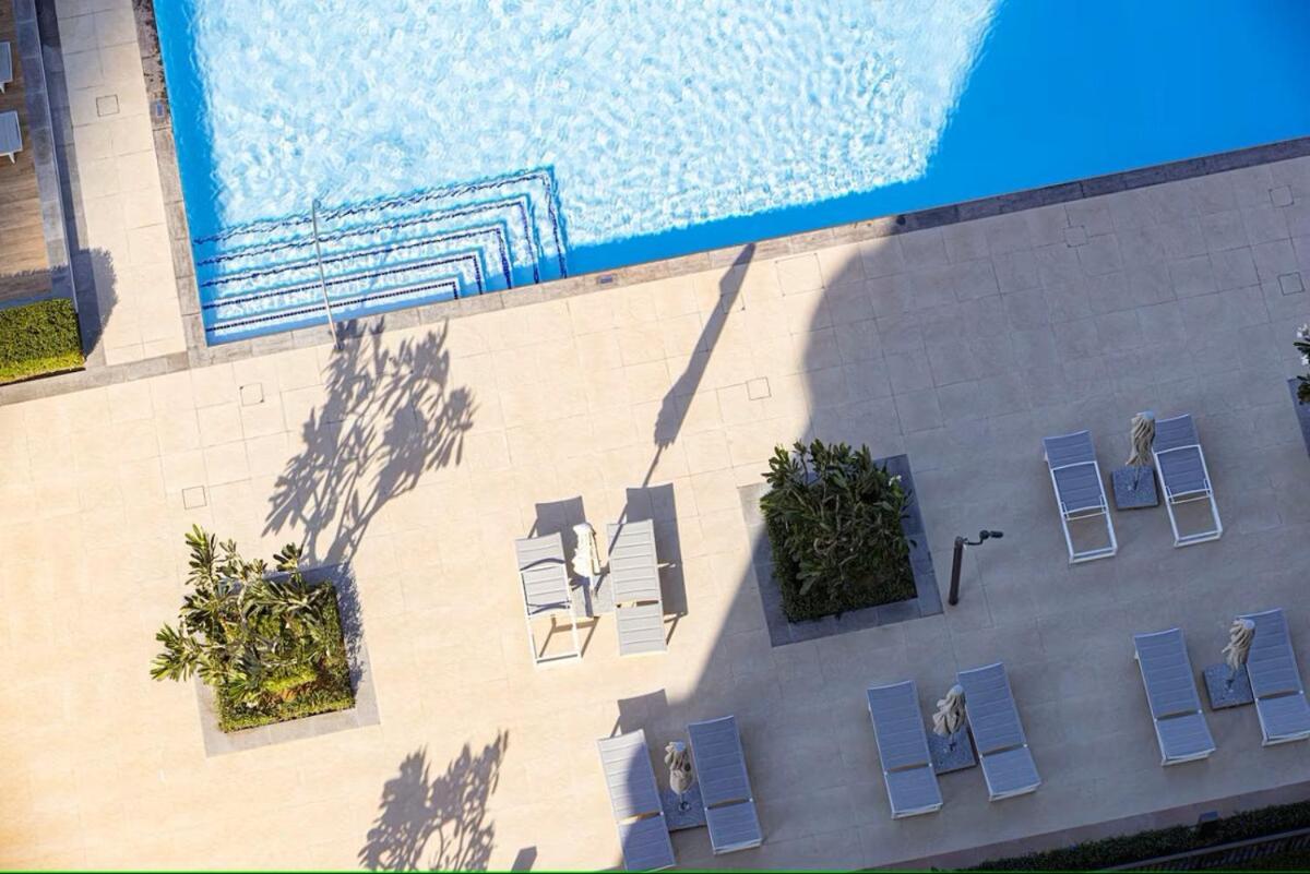 Modern High Rise 2br With Burj Khalifa Views, Steps From Opera And Near Mall Apartment Dubai