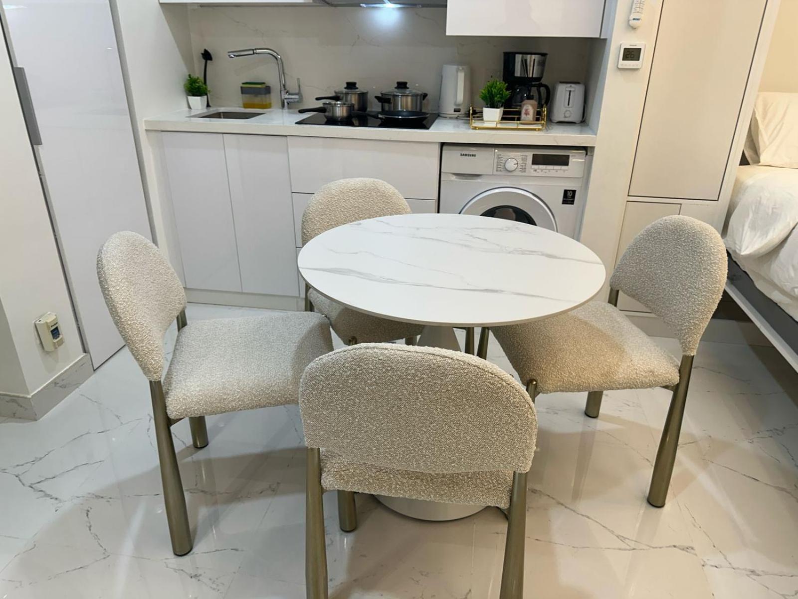 Designer 1br I Golf View I Comfortably Sleeps 4 Apartment *
