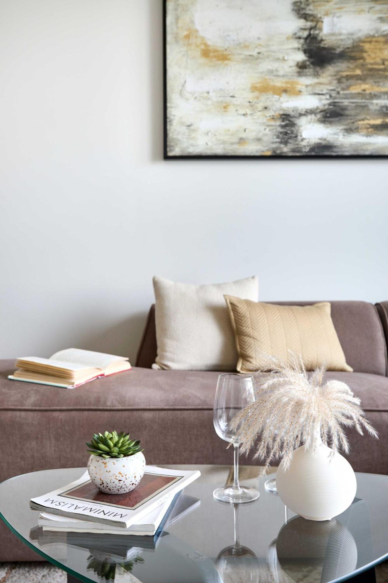 Frank Porter - Burj Royale Apartment Dubai
