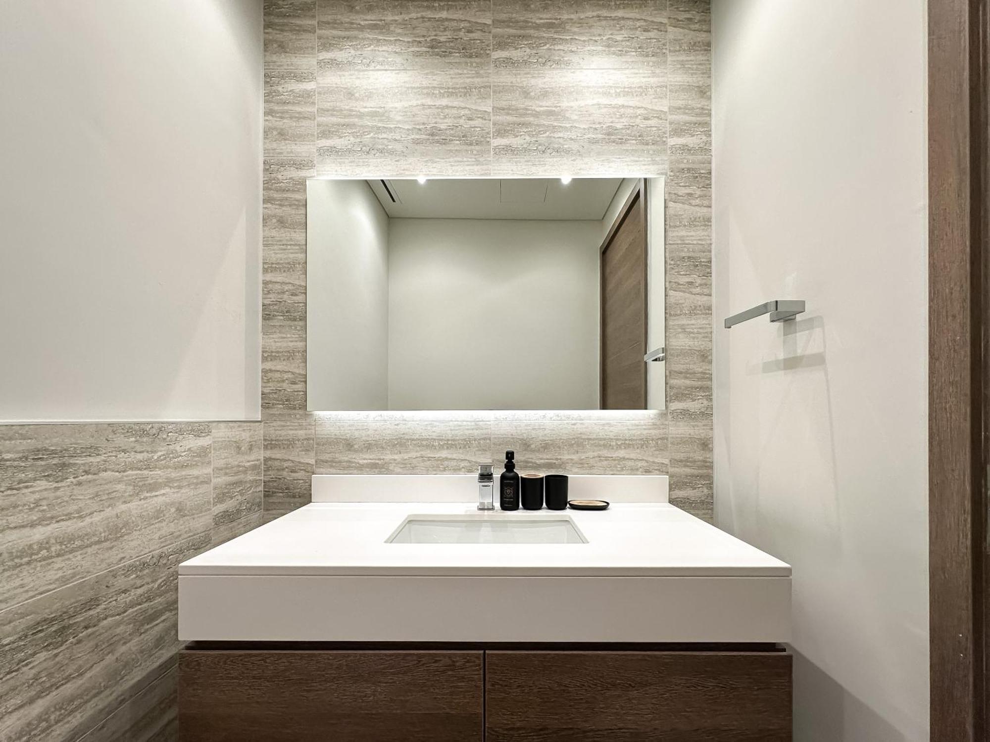 Trophy-luxurious Living W Serene Sea Blends View Apartment *