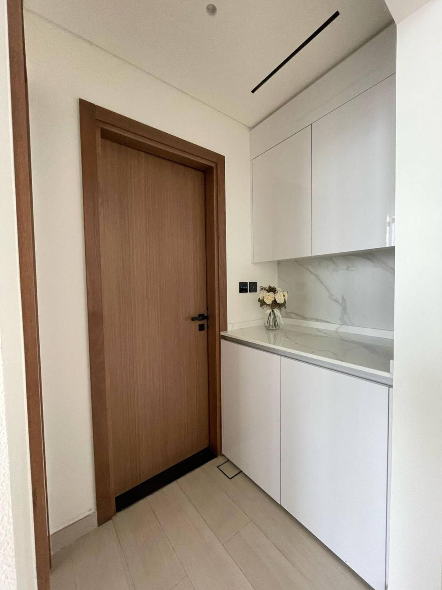 Apartment Elevated Simplicity In A Warm & Sleek 1br Suite! Dubai