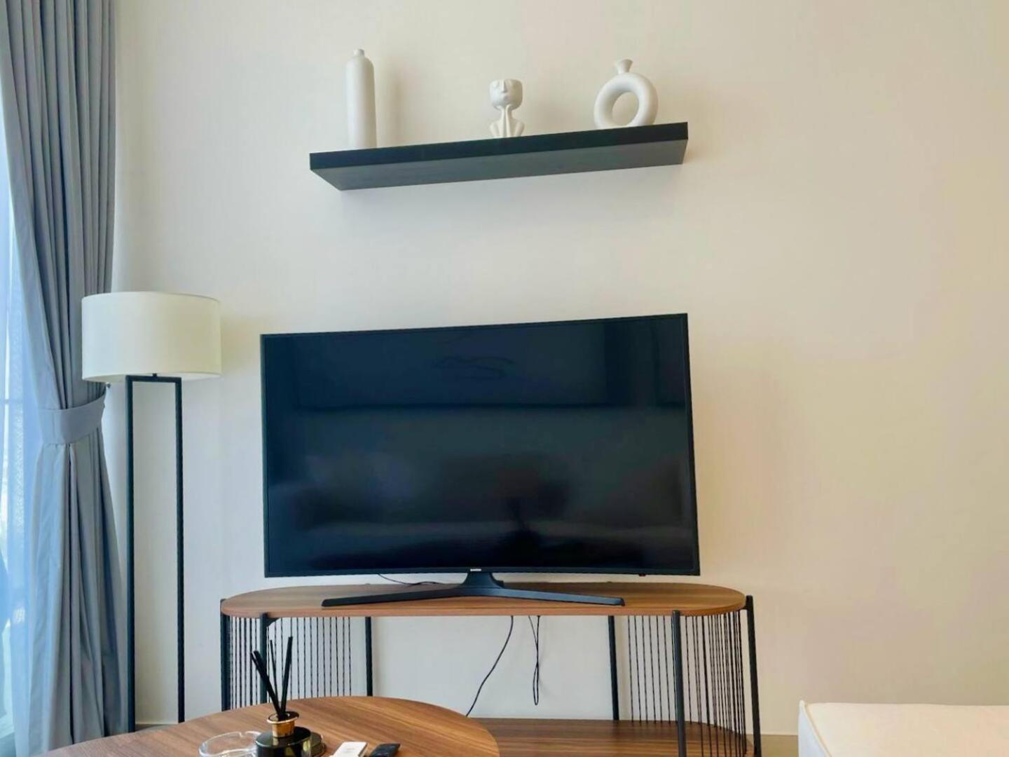 Apartment Comfortable 1br With Neutral Tones And A Sofa Bed Dubai