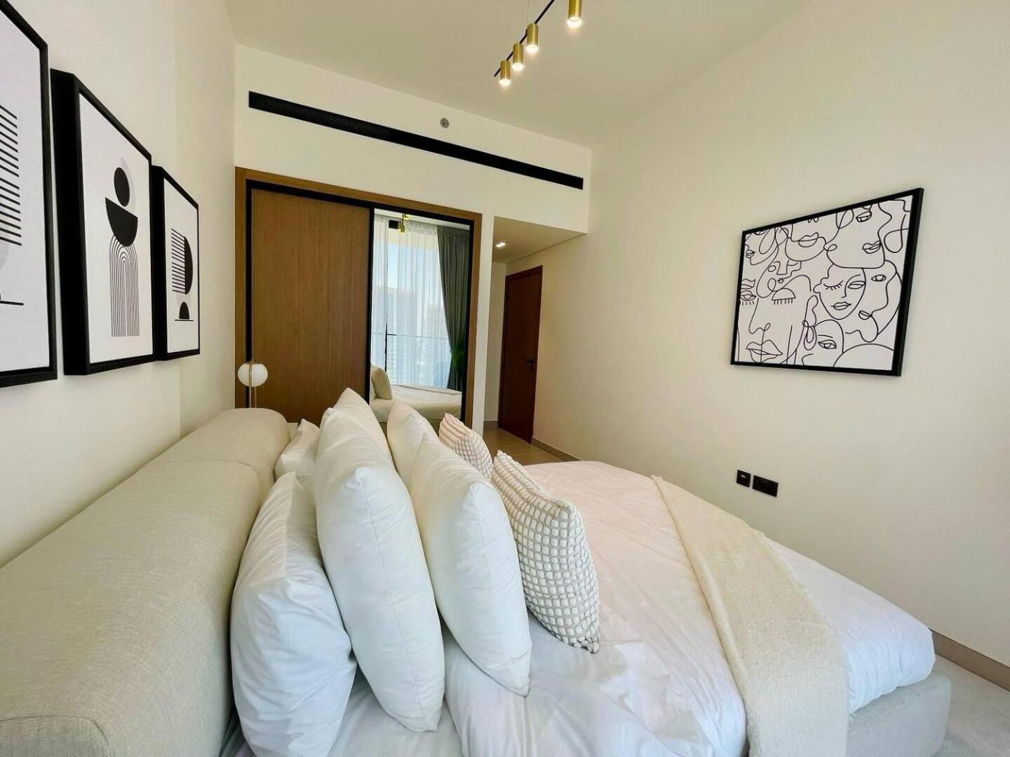 Comfortable 1br With Neutral Tones And A Sofa Bed Dubai