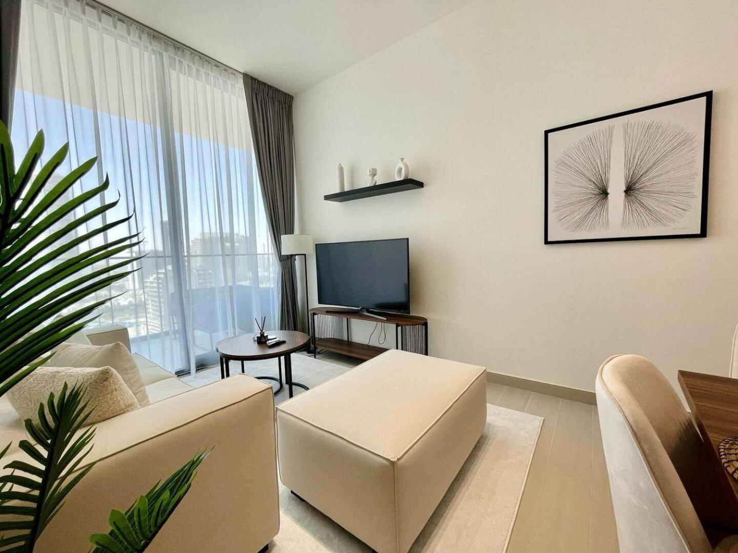 Apartment Comfortable 1br With Neutral Tones And A Sofa Bed Dubai