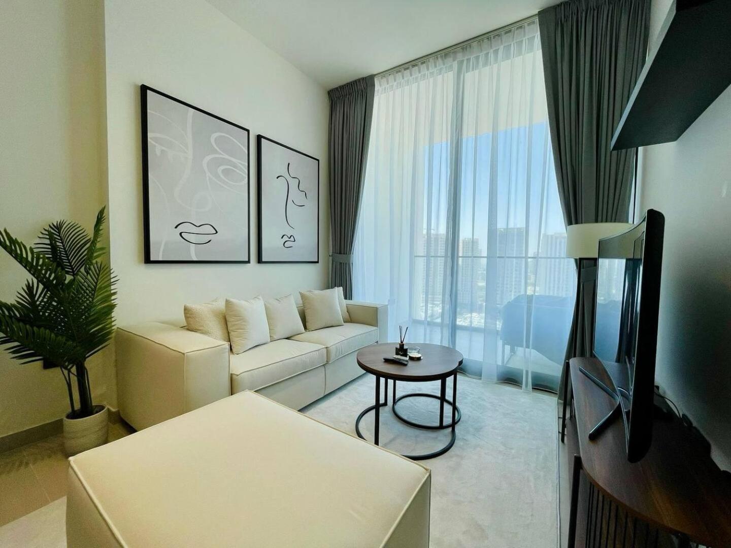 Apartment Comfortable 1br With Neutral Tones And A Sofa Bed Dubai